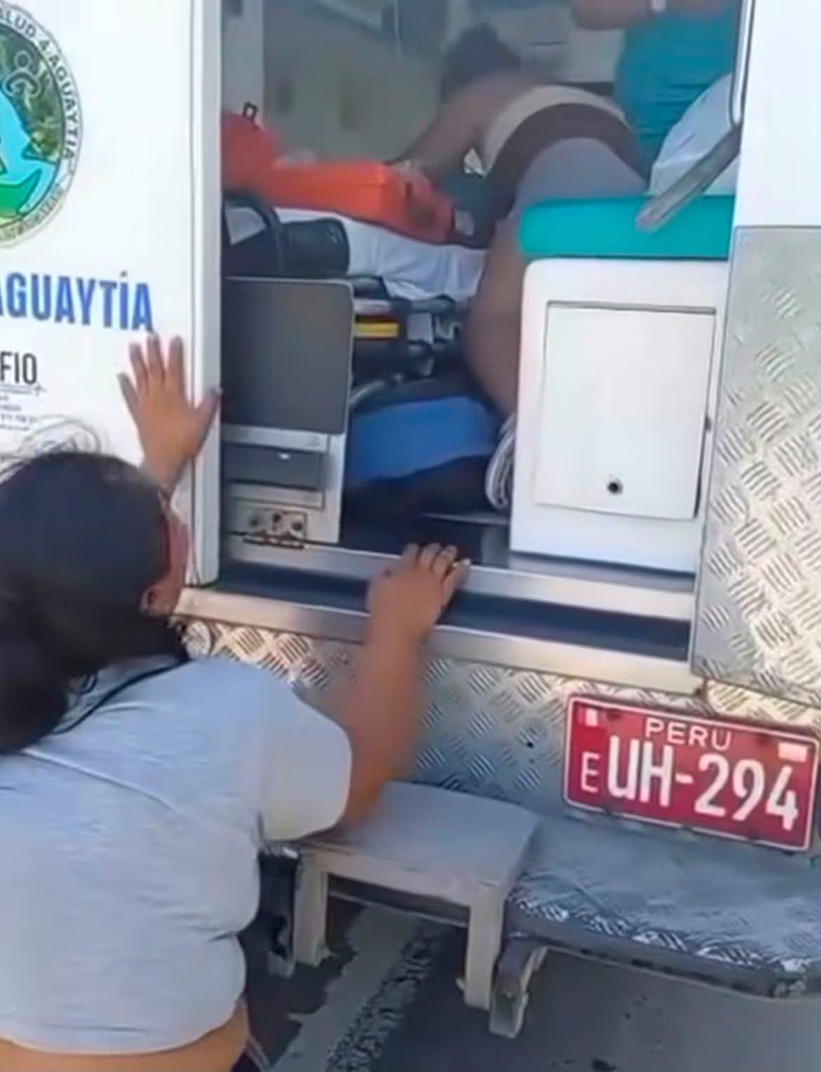 Una persona observa el interior de una ambulancia de Aguaytía donde un paciente falleció en la carretera durante un bloqueo por el alza del combustible en Ucayali.
