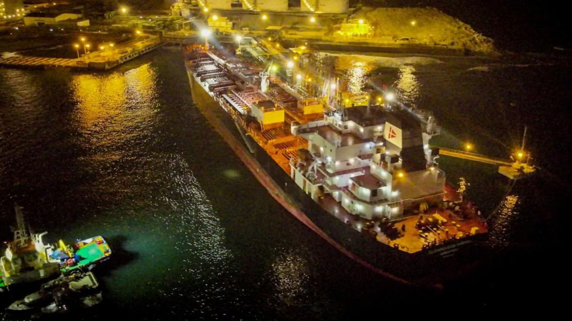 Dos buques contratados para abastecer a Petroperú permanecen fondeados frente a la costa norte a la espera de autorización para descargar crudo en Talara.