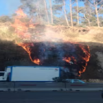 Incendio forestal provoca el cierre parcial de la avenida Simón Bolívar en Quito