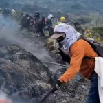 Comuneros y bomberos buscan controlar definitivamente voraz incendio en Cotacachi
