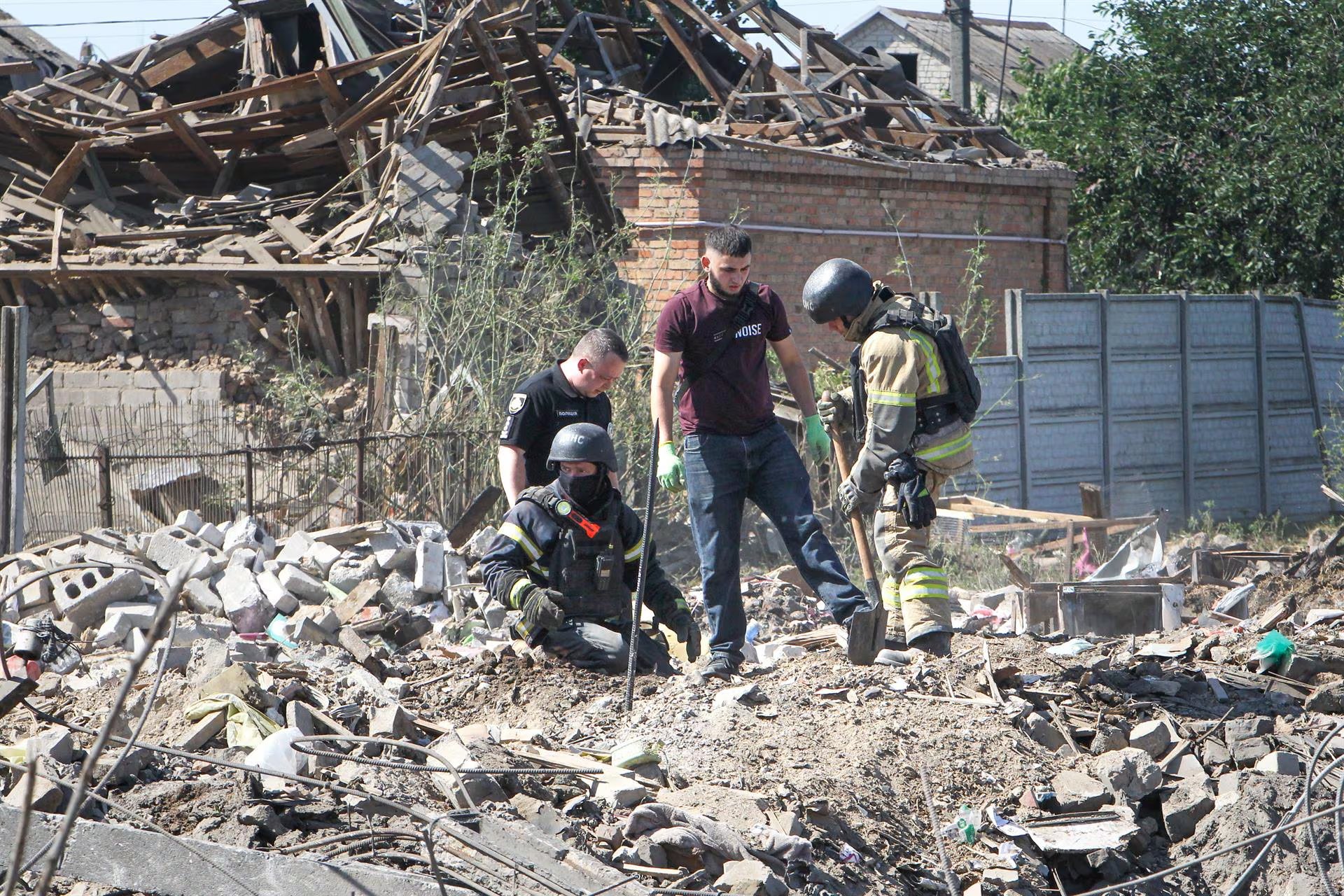 Las autoridades ucranianas siguen buscando desaparecidos tras un ataque ruso a un centro comercial que dejó 16 muertos (Europa Press)