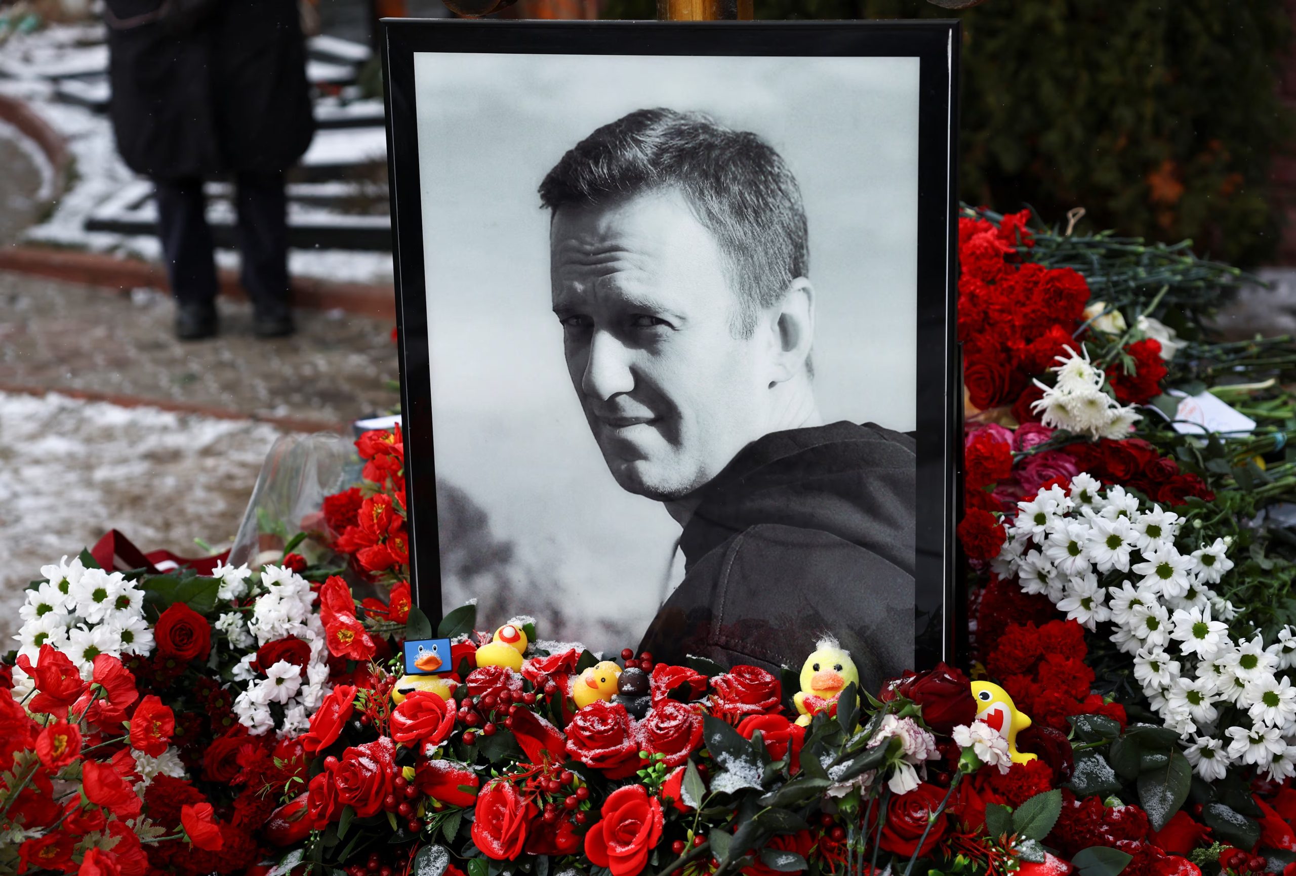 Una persona permanece de pie junto a la tumba del líder de la oposición rusa Alexei Navalny durante la conmemoración del primer aniversario de su muerte en un cementerio de Moscú, Rusia, el 16 de febrero de 2025 (REUTERS/Evgenia Novozhenina/Archivo)