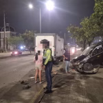 Auto quedó trepado sobre un cerco tras aparatoso siniestro en la autopista Narcisa de Jesús