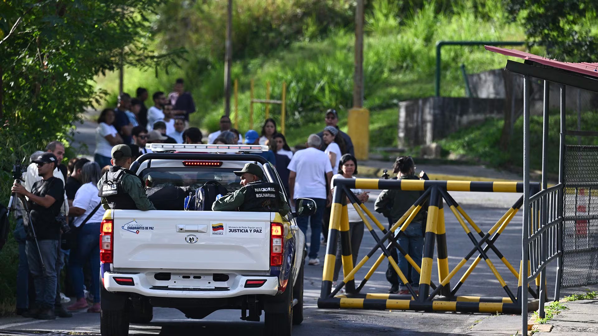 Las visitas en El Rodeo I se reducen a quince minutos por semana detrás de un vidrio y por teléfono, sin contacto físico con los familiares. (AFP/ARCHIVO)