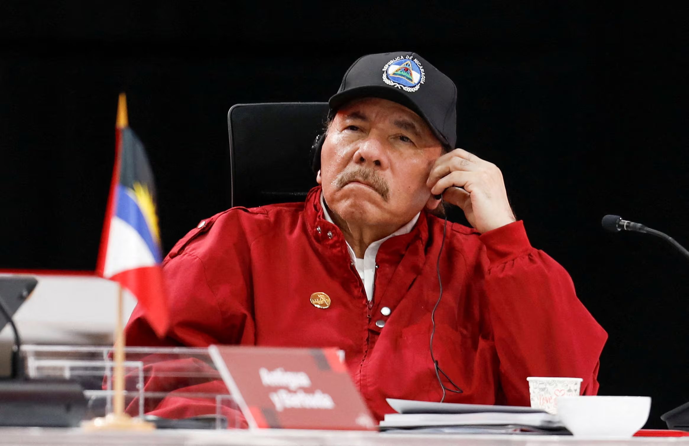Imagen de archivo. El presidente de Nicaragua, Daniel Ortega, observa mientras asiste a una reunión de los líderes de los Estados miembros de la Alianza Bolivariana para los Pueblos de Nuestra América y el Tratado de Comercio y Promoción (ALBA-TCP), en Caracas, Venezuela, el 14 de diciembre de 2024. REUTERS/Leonardo Fernández Viloria/Foto de archivo
