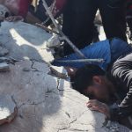 Policía rescata a mujer y su perro tras terremoto en Cali: ‘Córteme la pierna’