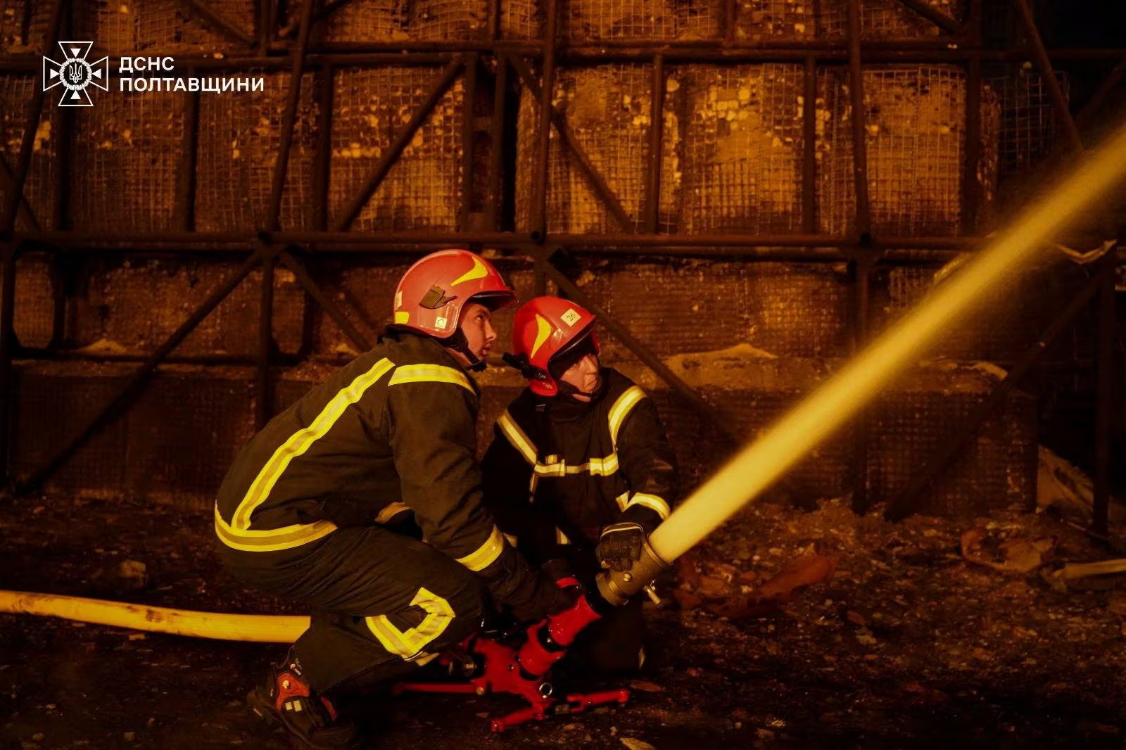 Bomberos trabajan en una instalación de producción de gas natural en Poltava, tras un ataque ruso, en el marco de una campaña que ya golpeó a Naftogaz casi 300 veces en lo que va del año (Servicio Estatal de Emergencias de Ucrania/REUTERS)