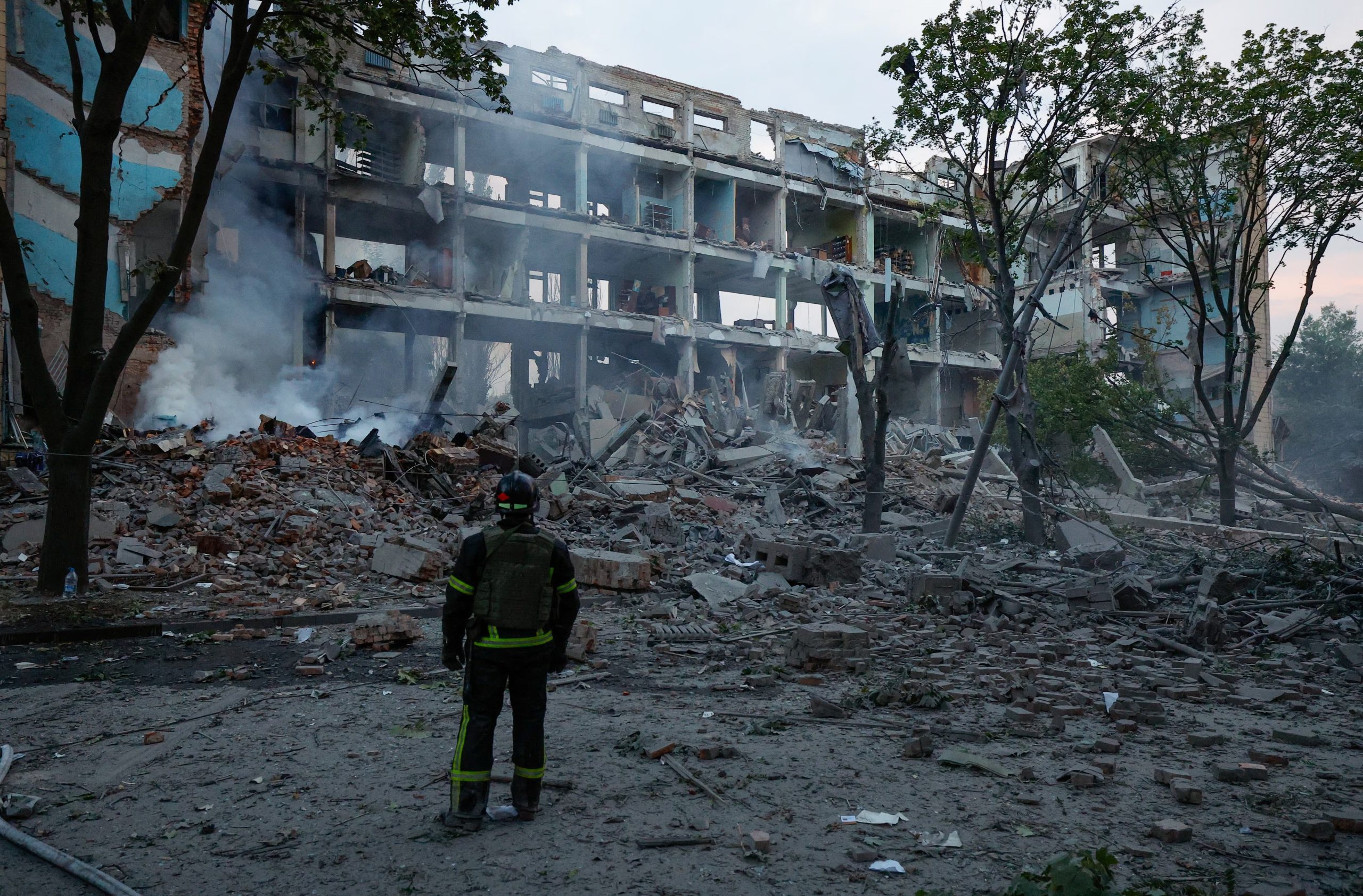 Un bombero frente a un edificio destruido tras un ataque ucraniano con misiles Storm Shadow contra un centro comercial en Donetsk, ciudad bajo control ruso (REUTERS/Alexander Ermochenko)