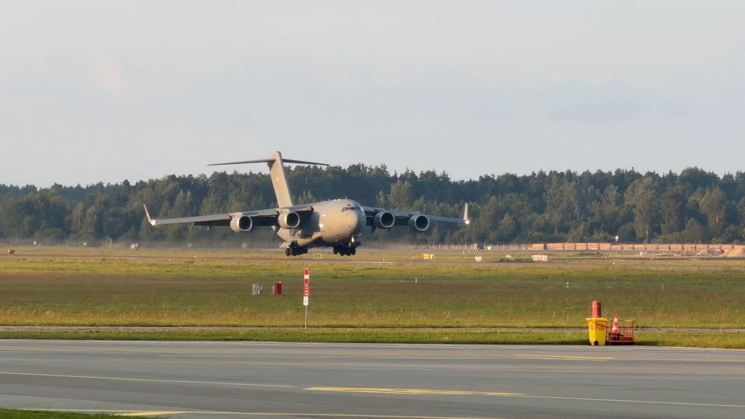 Un avión C-17 Globemaster, que se cree transportaba al director de la CIA, John Ratcliffe, aterriza cerca de Riga, Letonia, en su viaje a Moscú (@ALFREDSPODINS via X/via REUTERS)