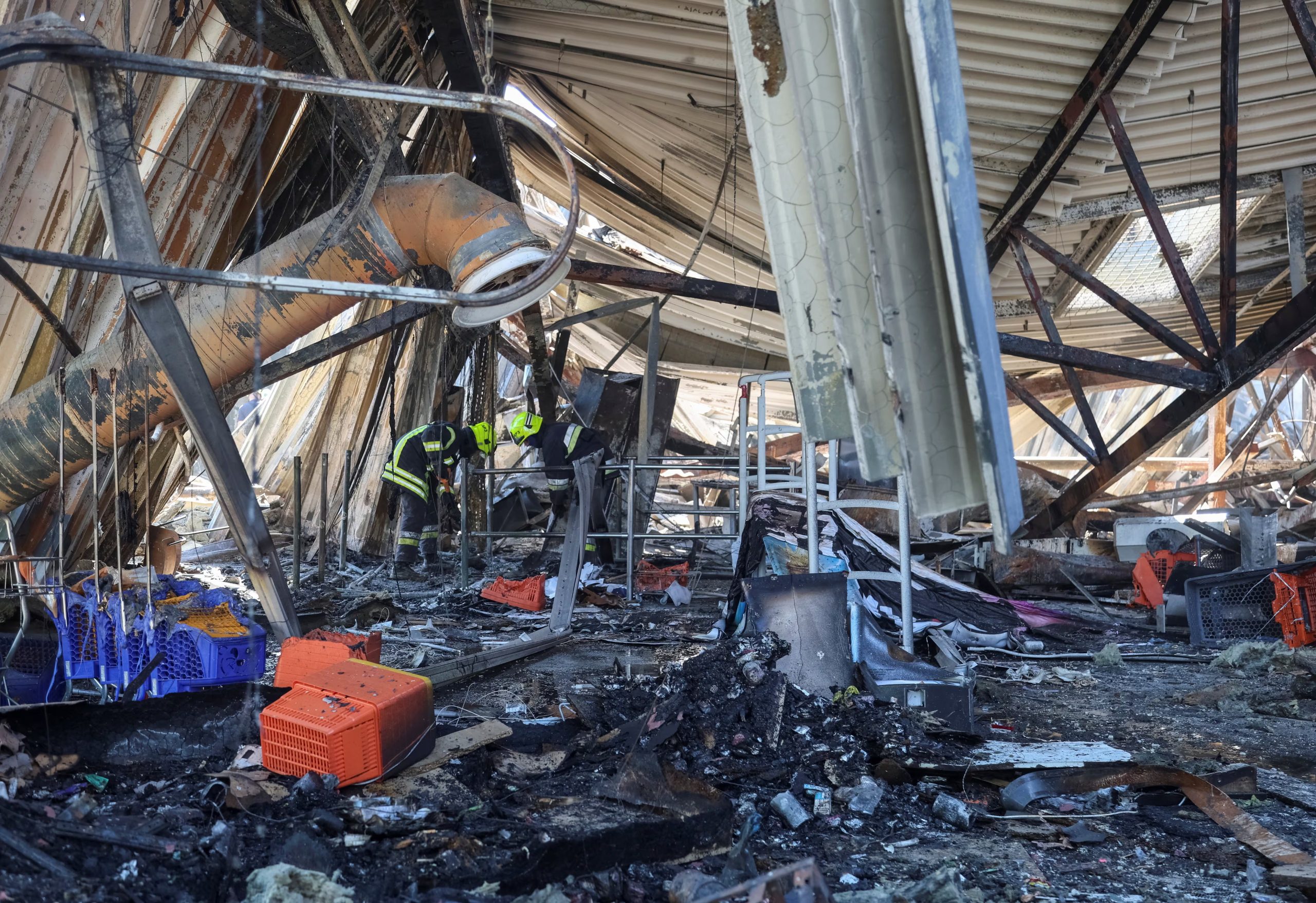 Equipos de rescate trabajan en el lugar de un centro comercial destruido por el ataque con drones rusos de ayer —en el marco de la ofensiva de Rusia contra Ucrania— en la ciudad de Krivói Rog, región de Dnipropetrovsk, Ucrania, el 22 de agosto de 2026 (REUTERS/Serhii Chalyi)