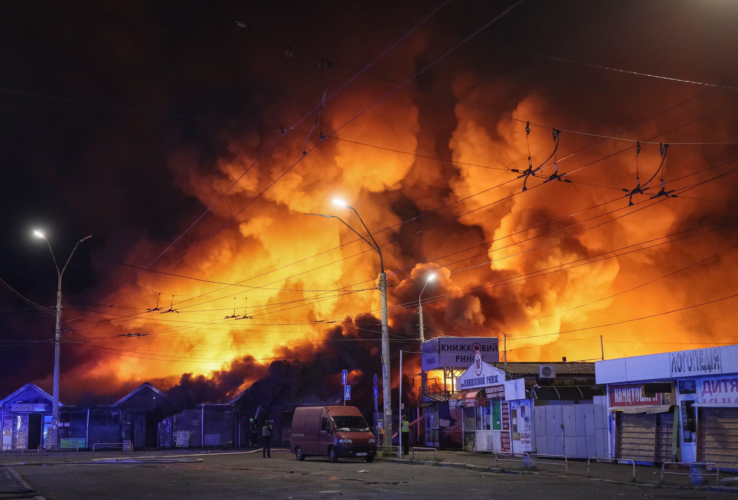 Bomberos trabajan en el lugar de un mercado de libros alcanzado por un ataque con misiles rusos, en el marco de la ofensiva de Rusia contra Ucrania, en la región de Kiev, Ucrania, el 16 de agosto de 2026 (REUTERS/Gleb Garanich)