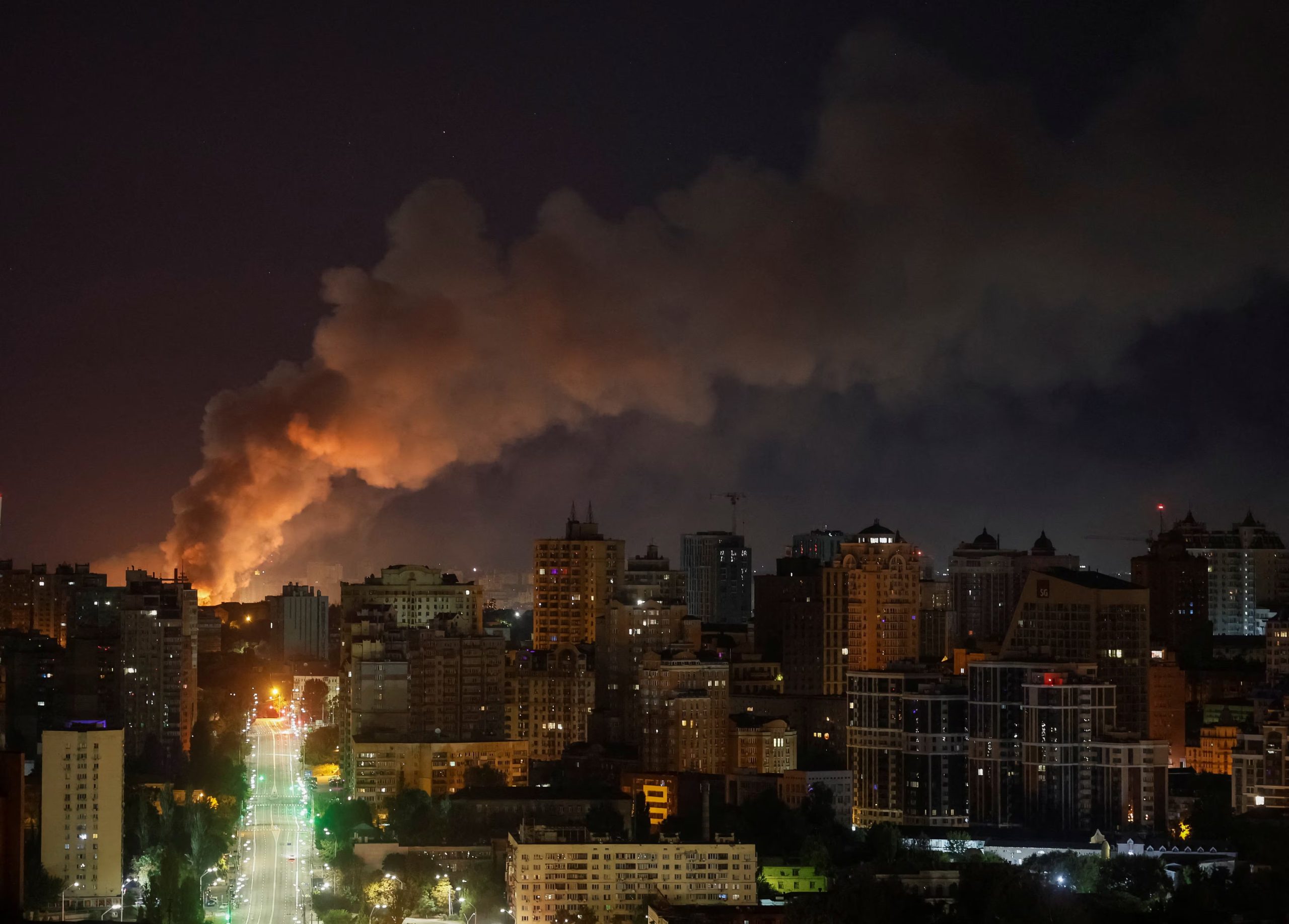 Se eleva humo en la ciudad durante un ataque con misiles rusos, en el marco de la ofensiva de Rusia contra Ucrania, en Kiev (Ucrania), el 16 de agosto de 2026 (REUTERS/Gleb Garanich)