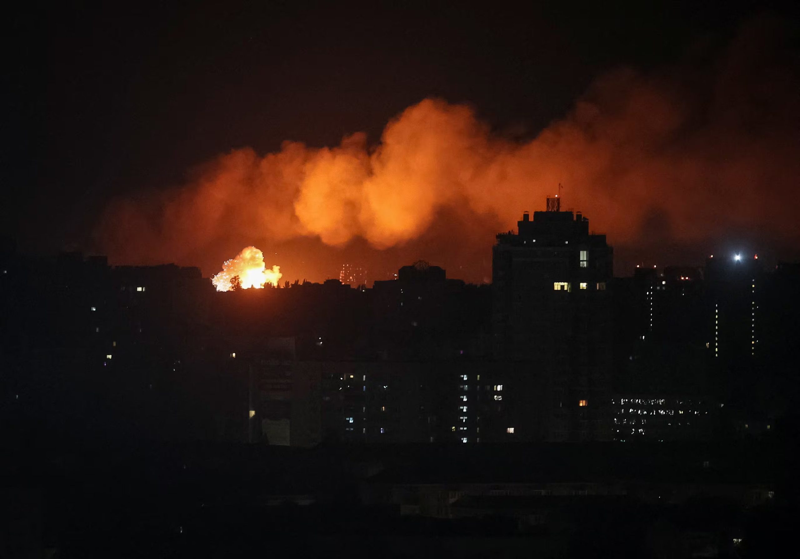 En el distrito de Brovary, dentro de la región de Kiev, otro ataque causó la muerte de un hombre y heridas a otra persona, según el gobernador regional, Tymur Tkachenko (REUTERS)