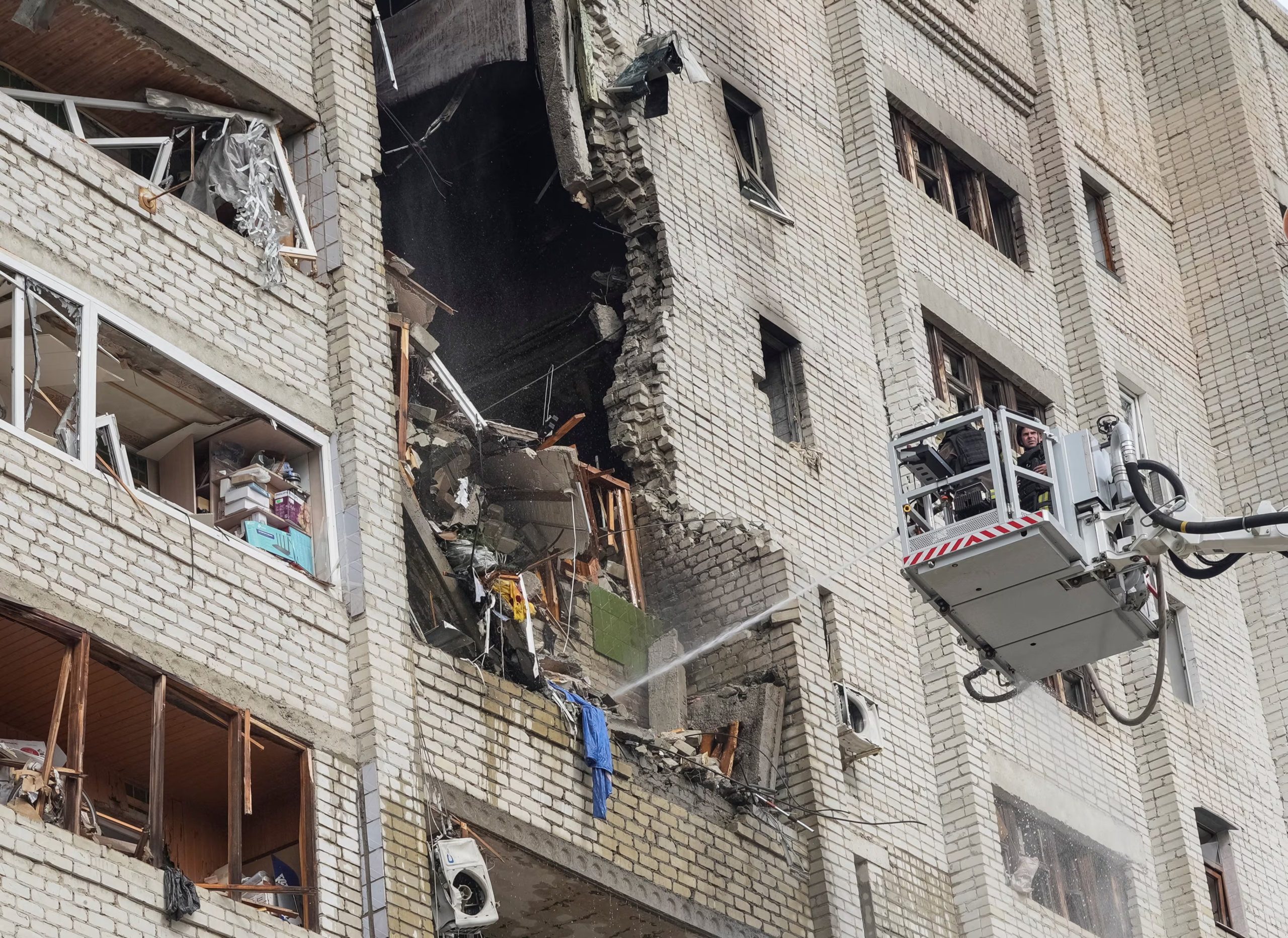 Los bomberos trabajan en un edificio alcanzado por los drones rusos en Kharkiv (REUTERS/Vitalii Hnidyi)
