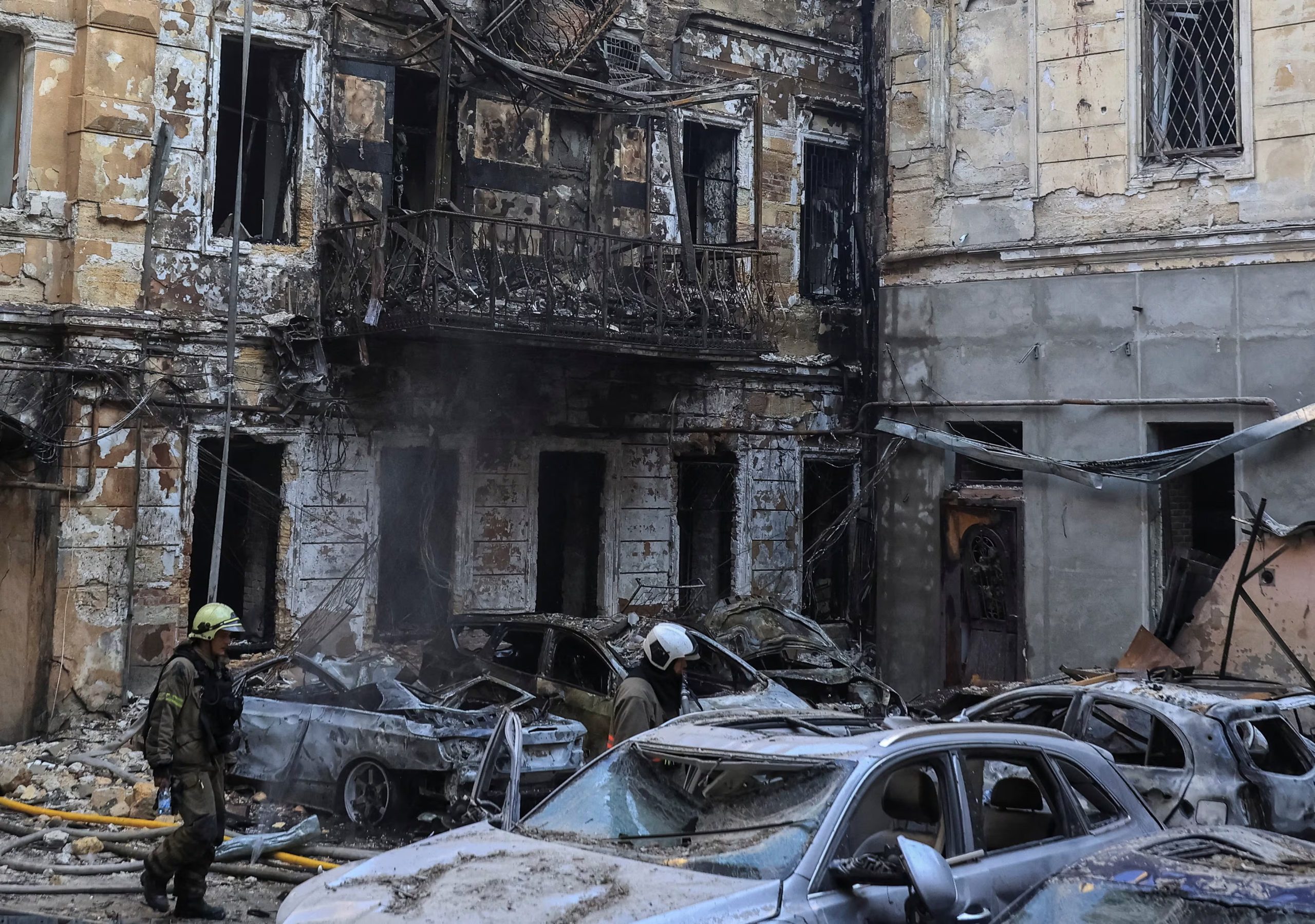 Los rescatistas trabajan en el lugar donde edificios de departamentos resultaron dañados durante un ataque con misiles y drones rusos, en medio del ataque de Rusia contra Ucrania, en Odesa, Ucrania (REUTERS/Nina Liashonok)