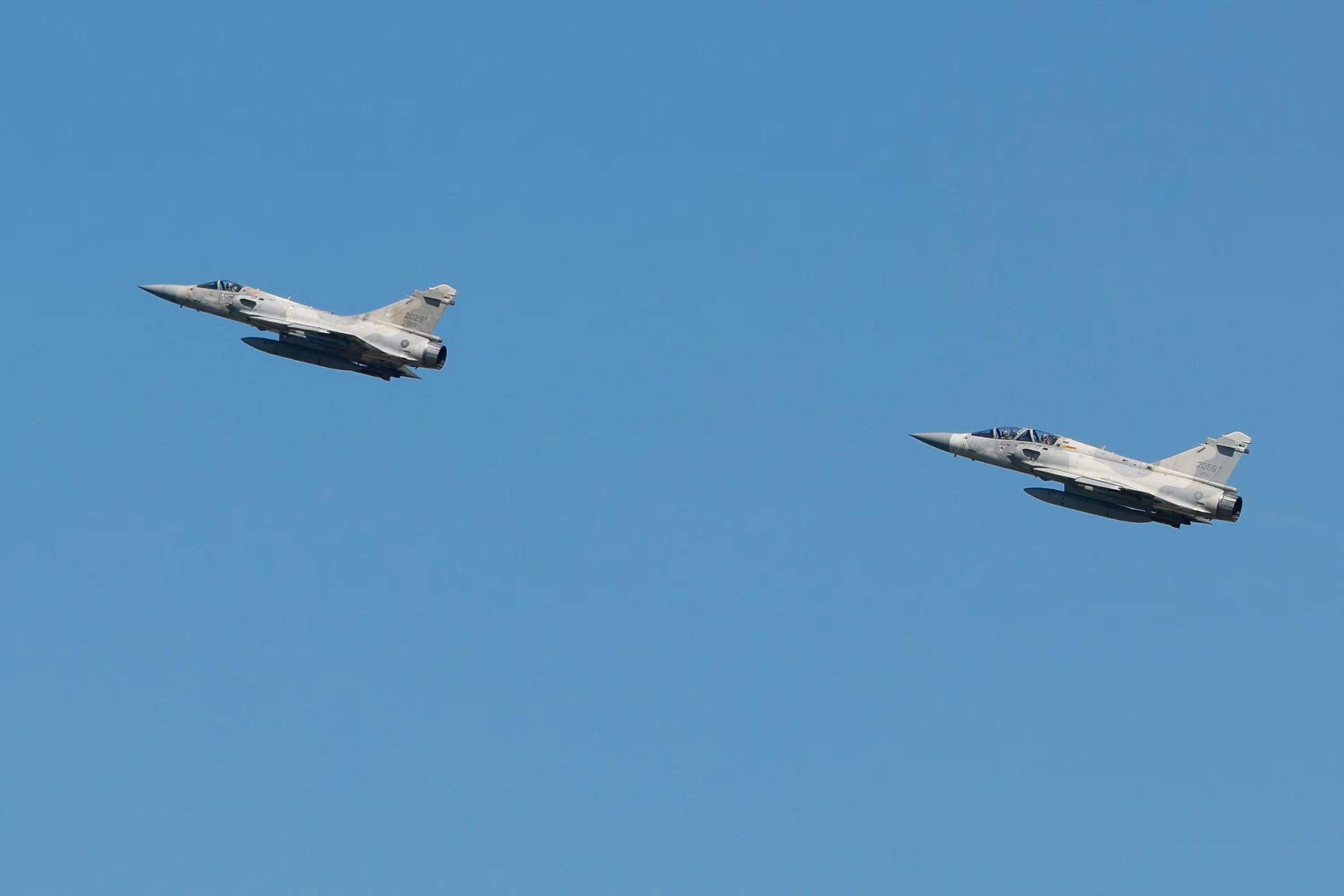 Dos aviones de combate Mirage 2000 vuelan durante los ejercicios militares anuales Han Kuang de Taiwán en Hsinchu, Taiwán, el 7 de agosto de 2026 (REUTERS/Ann Wang)