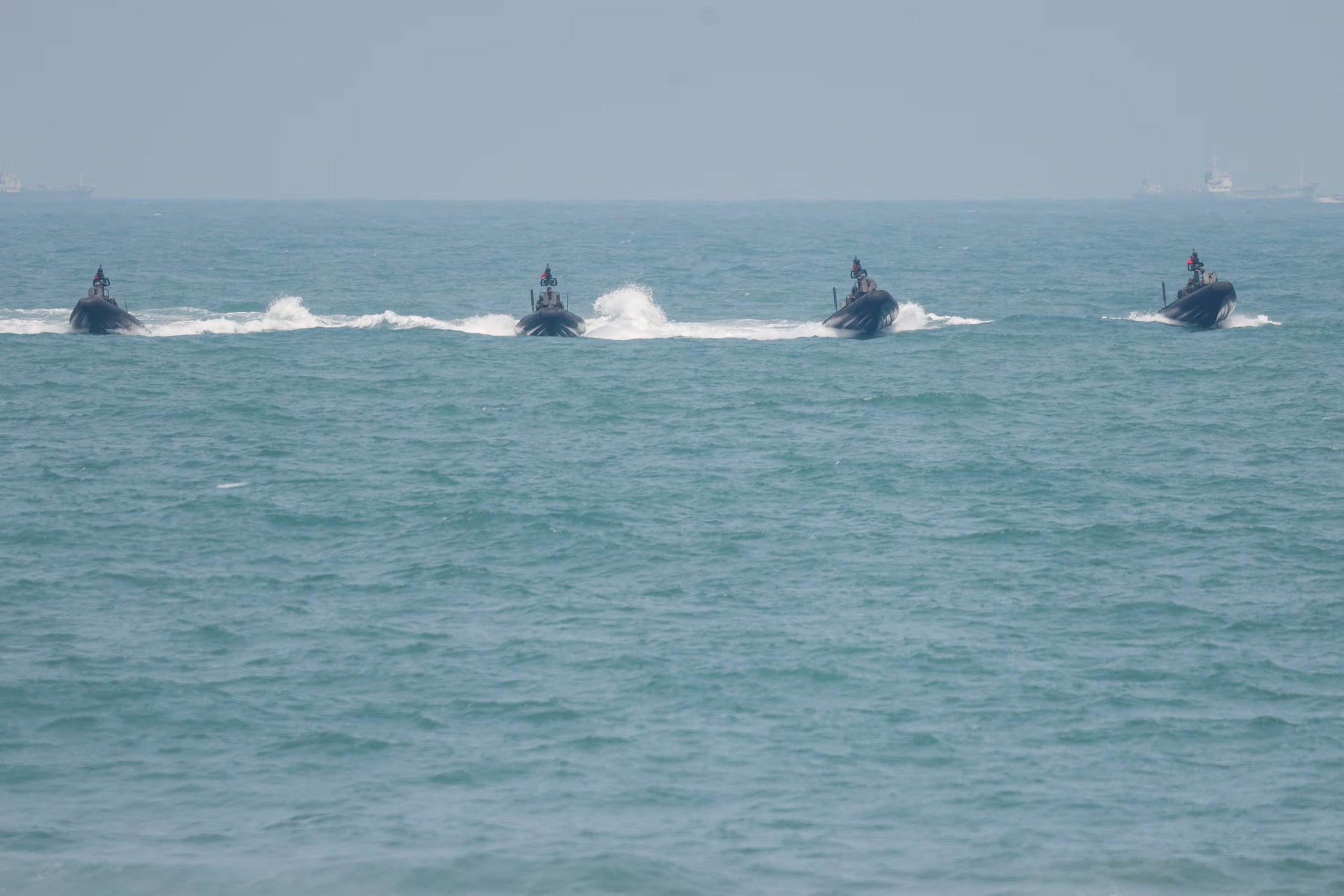 Lanchas de asalto para operaciones especiales M109 de Taiwán participan en los ejercicios militares anuales Han Kuang frente a las costas de Kaohsiung, Taiwán, el 8 de agosto de 2026 (REUTERS/Ann Wang)