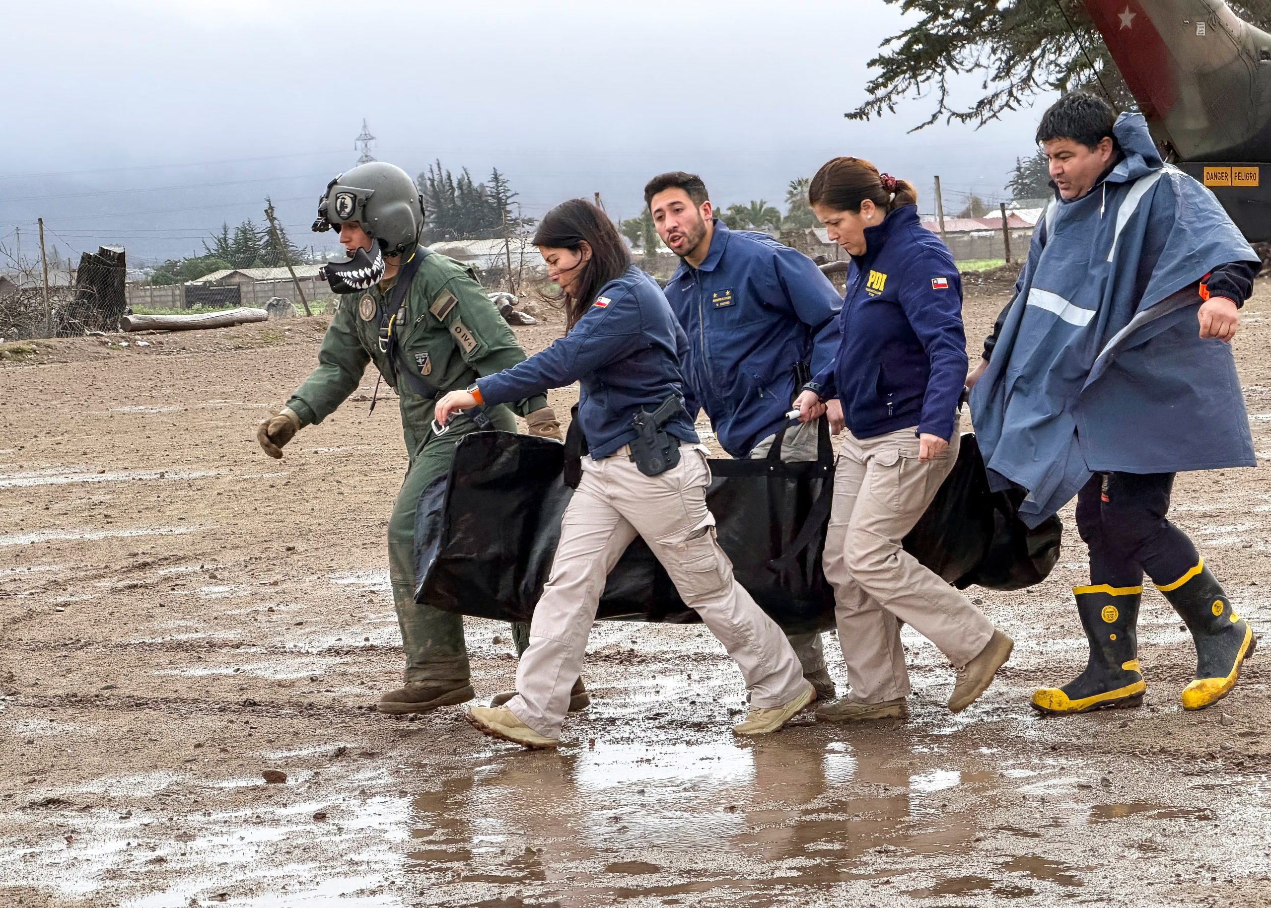 Agentes de policía trasladan el cuerpo de una víctima de un deslizamiento de tierra provocado por fuertes lluvias asociadas a un frente meteorológico que causó inundaciones y llevó a las autoridades chilenas a declarar el estado de emergencia en La Serena, Chile (REUTERS/Jorge Vega/Archivo)