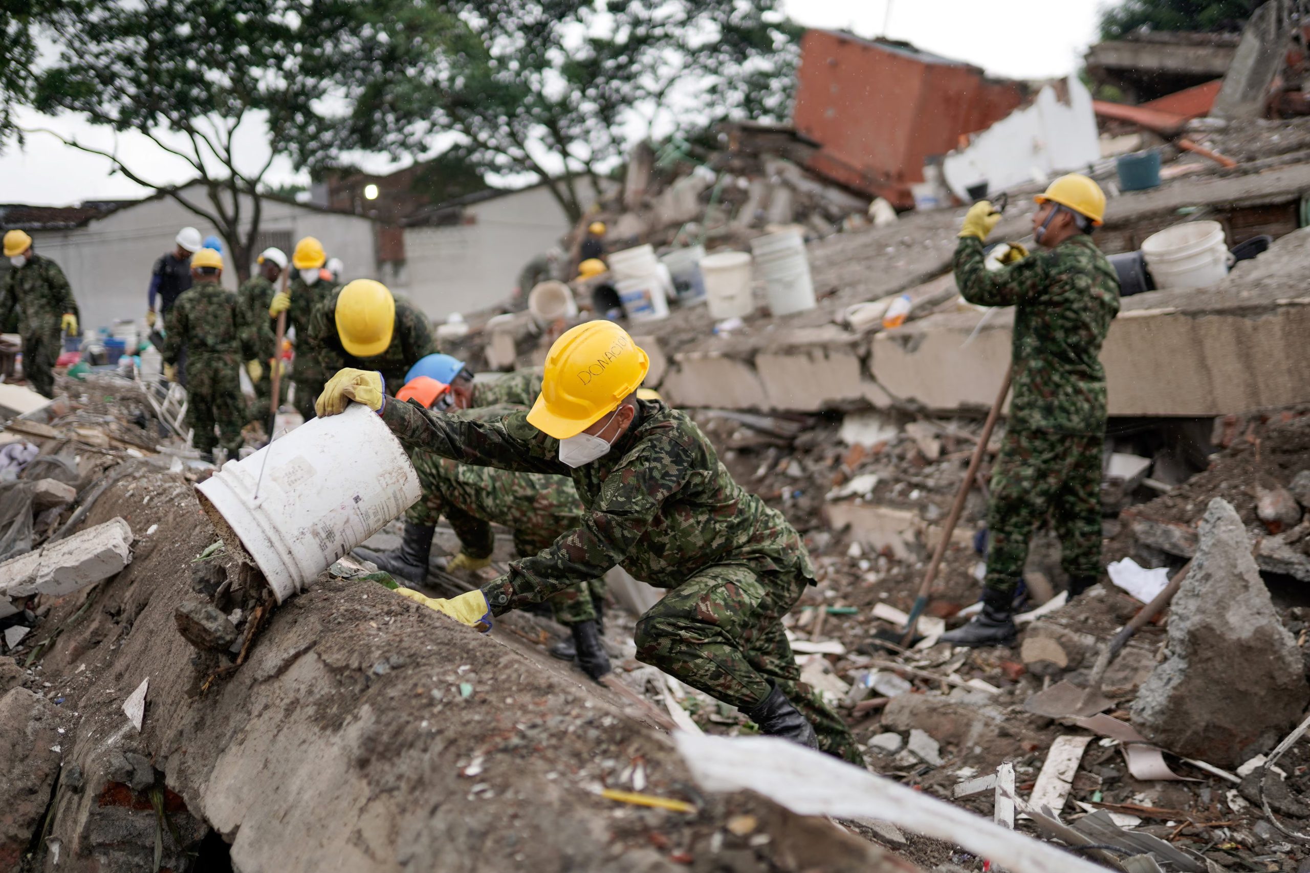 Miembros del Ejército colombiano retiran escombros mientras continúan las operaciones de búsqueda tras el terremoto en el edificio Torres de Limonar, en Cali, Colombia, 17 de agosto, 2026. REUTERS/Sergio Acero
