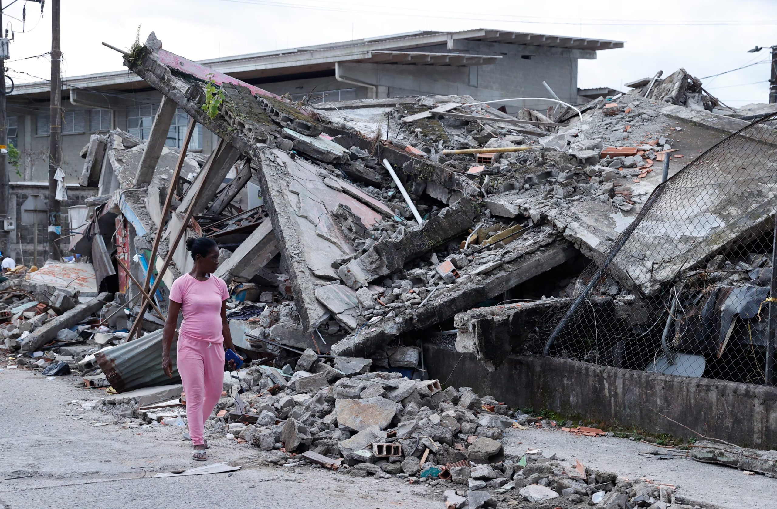 Una mujer camina frente a un edificio destruido por el terremoto este 12 de agosto de 2026, en Quibdó, Chocó (Colombia) - crédito Mauricio Dueñas Castañeda/EFE
