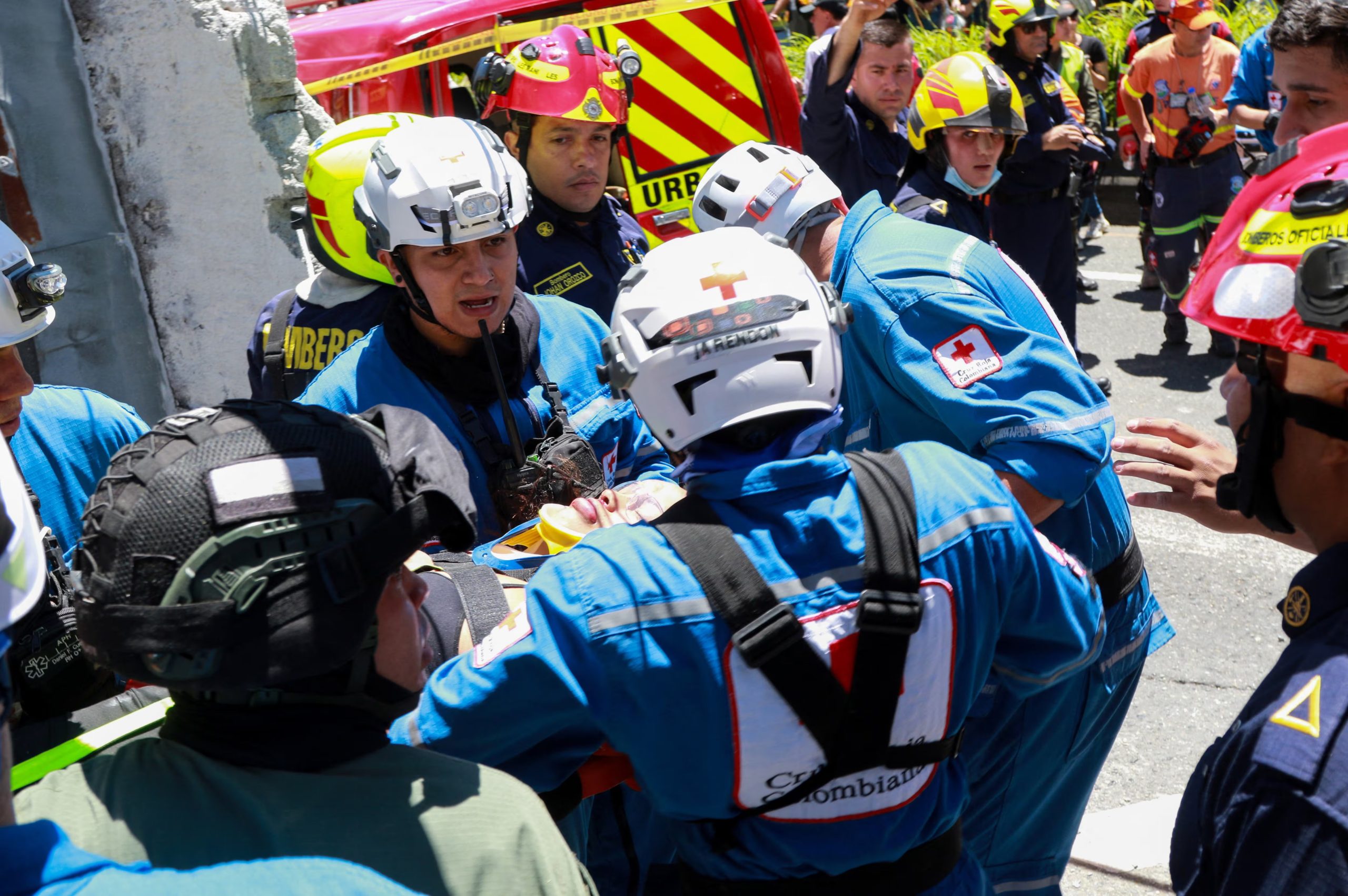 El personal de emergencias atiende a una mujer herida tras el derrumbe de un edificio a raíz del terremoto que afectó a Manizales - crédito Andrés Camilo Valencia/REUTERS