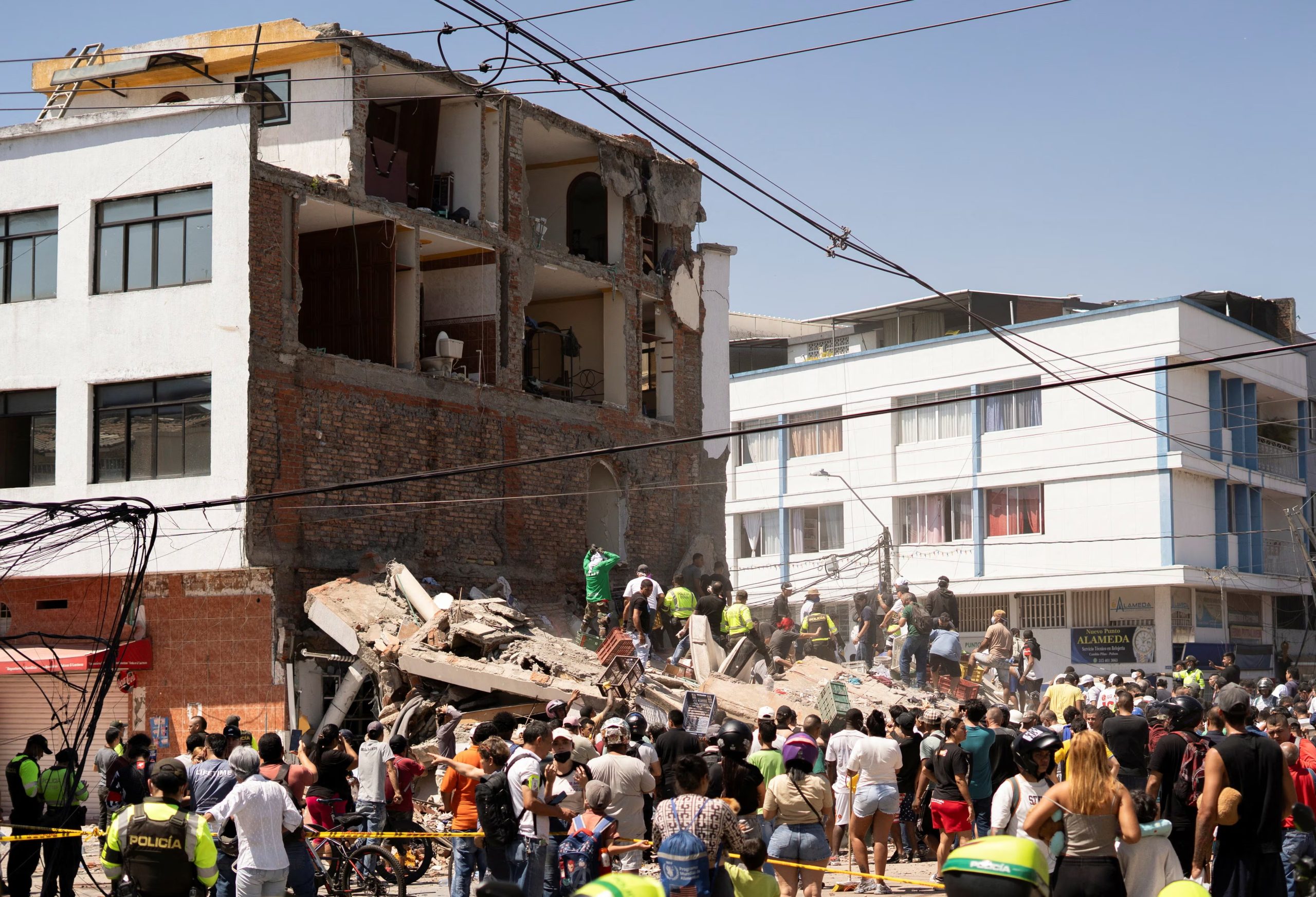 Vecinos y personal de emergencias excavan entre los escombros de un edificio derrumbado tras el terremoto que se sintió con fuerza en Cali - crédito Camilo Rodríguez/REUTERS