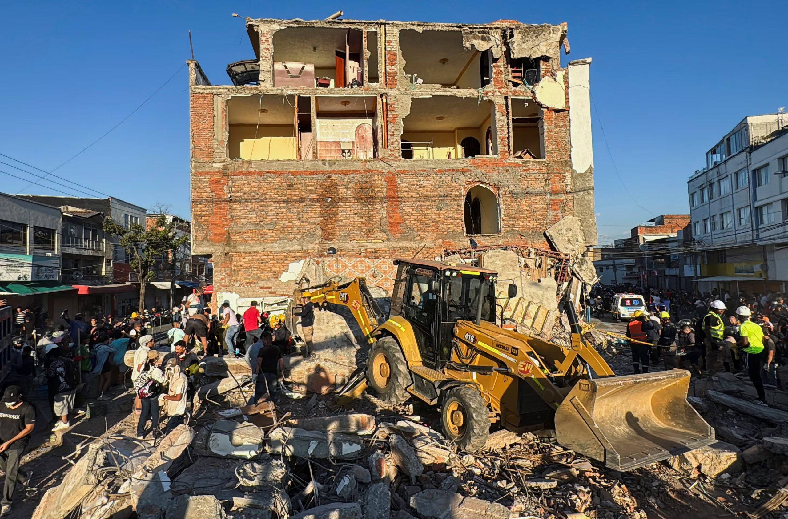 Vecinos y personal de emergencias excavan entre los escombros de un edificio derrumbado tras un terremoto en Cali, Colombia, 10 de agosto, 2026. REUTERS/Marco Trujillo