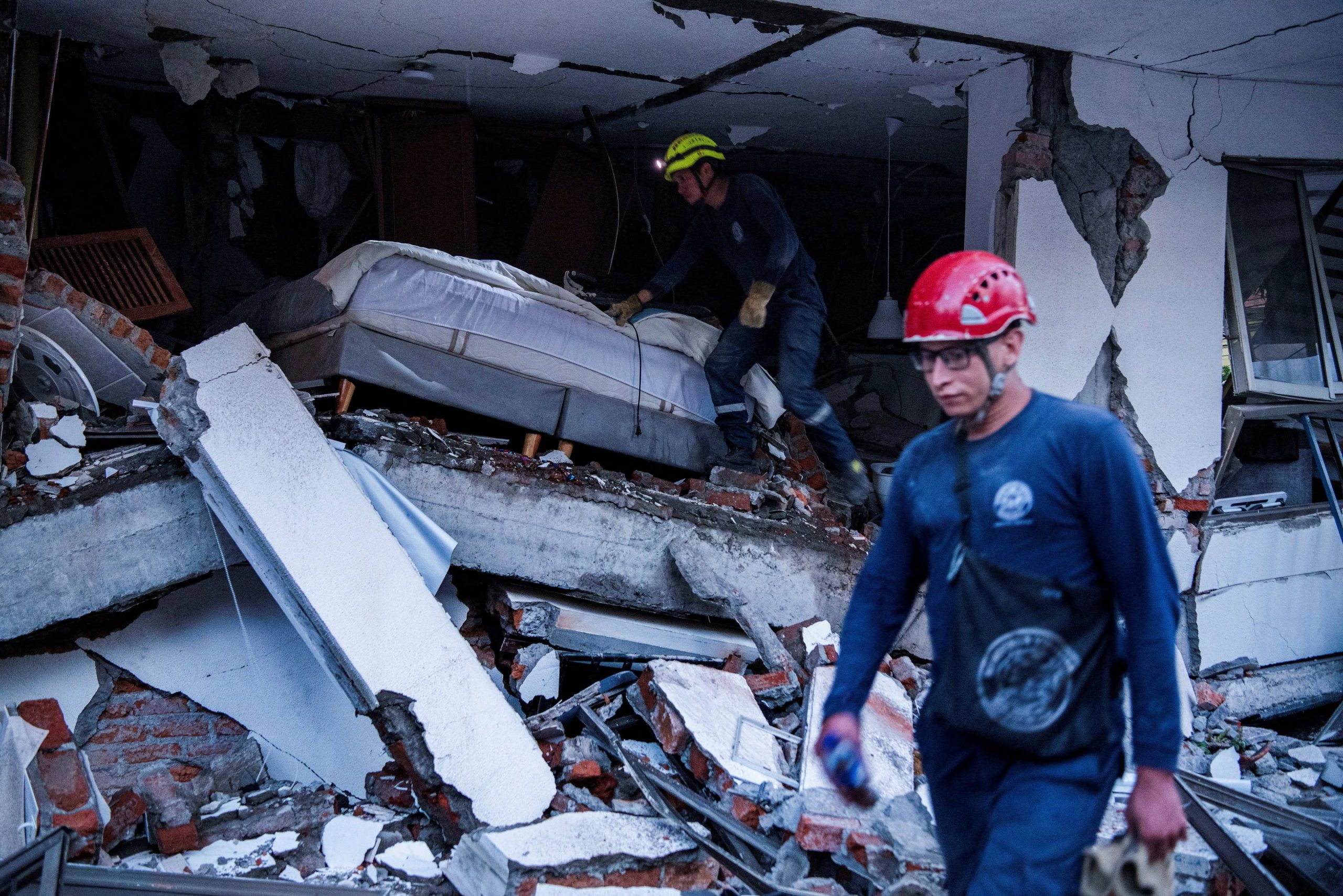 El personal de emergencias trabaja en el lugar donde se encuentra un edificio dañado tras un terremoto, en Cali, Colombia, 10 de agosto, 2026. REUTERS/Christian EscobarMora