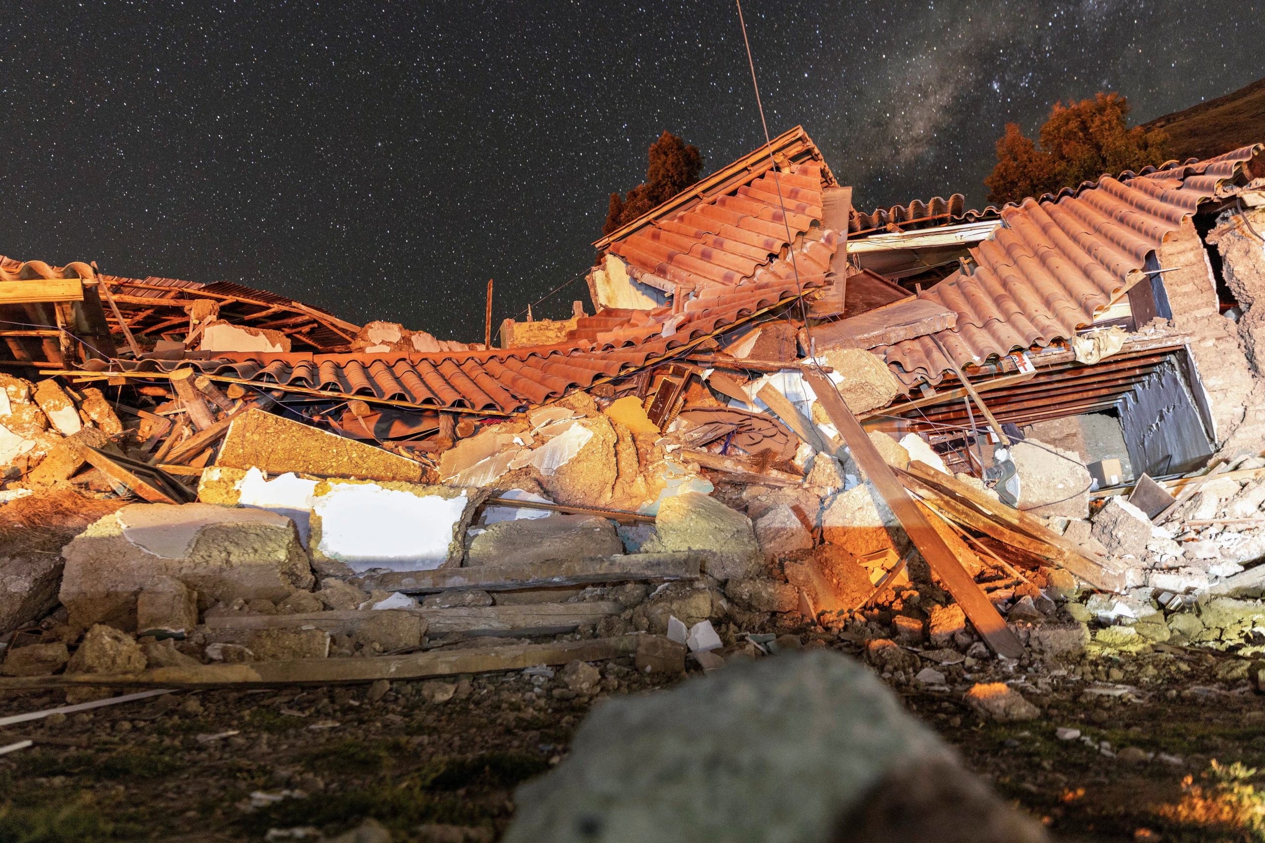 Una casa destruida tras el terremoto de magnitud 5,6 que sacudió el centro de Perú el sábado, en Chupuro (Perú), el 19 de julio de 2026. REUTERS/Yershon Vilca