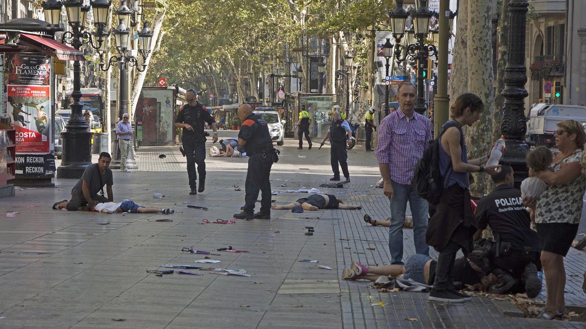 Varias víctimas son asistidas en el suelo del paseo de Las Ramblas el 17 de agosto de hace nueve años (EFE)