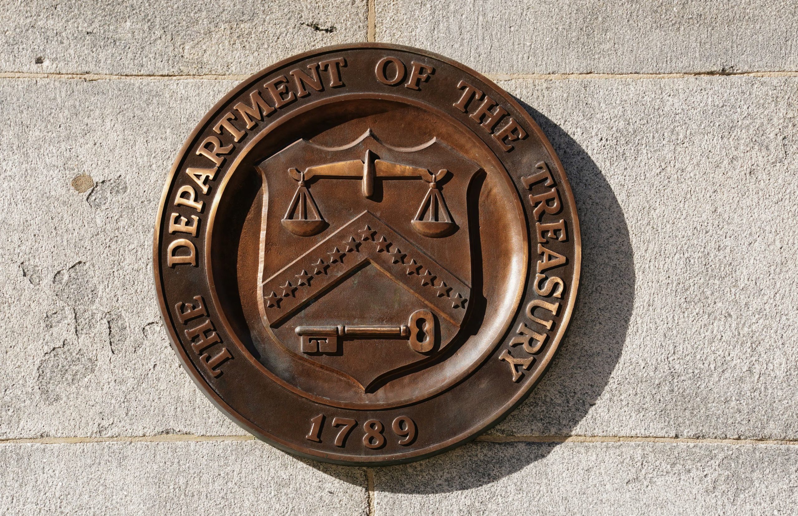 La deuda federal de Estados Unidos superó los 40 billones de dólares y el rendimiento del bono del Tesoro a 30 años pasó el 5,3%. (REUTERS/Kevin Lamarque)