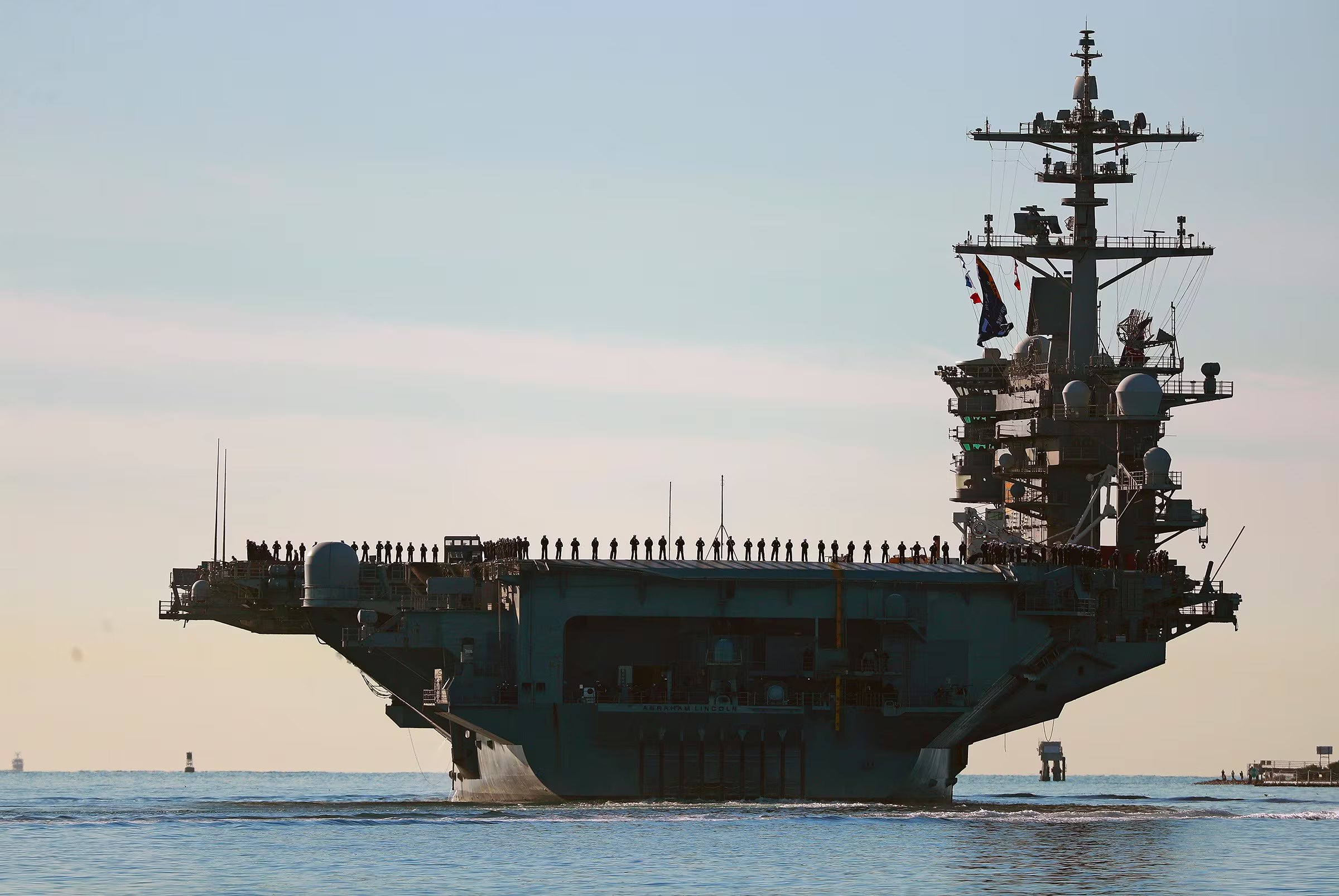 El portaaviones USS Abraham Lincoln zarpando de San Diego, California (AP/Archivo)