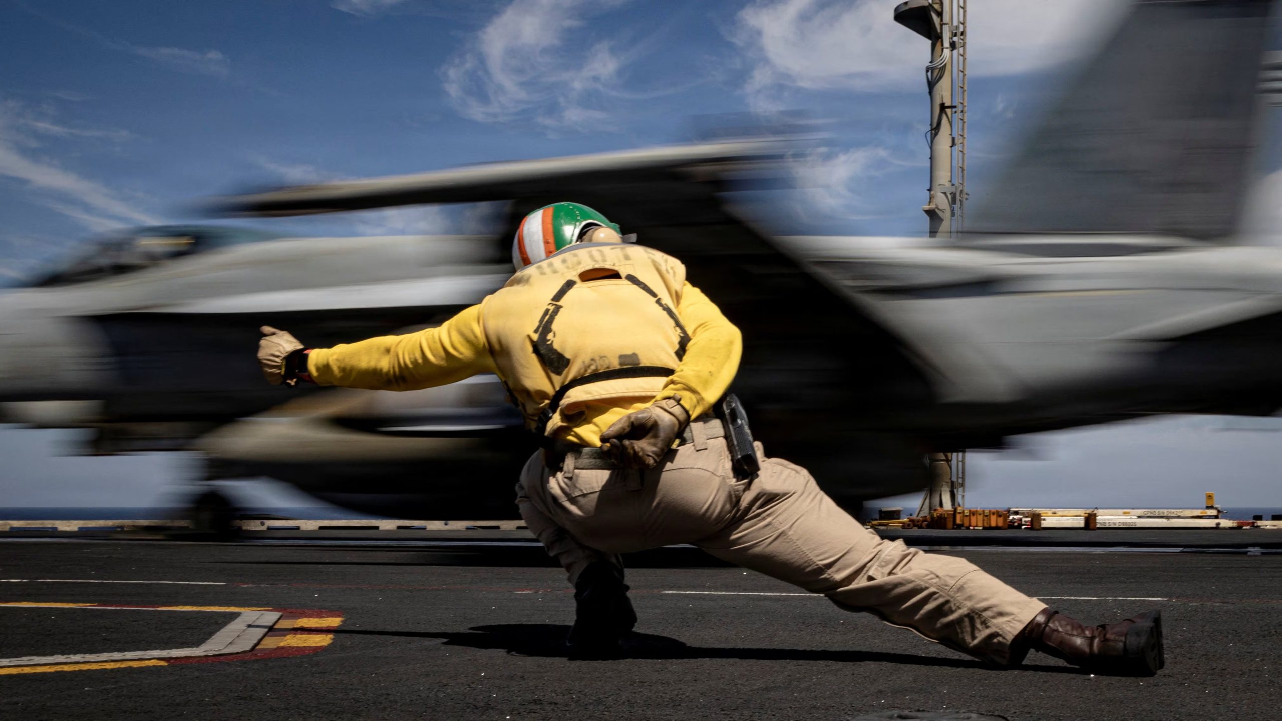 Un marinero de la Marina de los EE. UU. hace señales para el despegue de un avión F/A-18E Super Hornet desde la cubierta de vuelo del USS Gerald R. Ford, en navegación durante la operación de ataque «Epic Fury» contra Irán desde una ubicación no revelada, el 16 de marzo de 2026 (Marina de los EE. UU./Imagen cedida vía REUTERS)