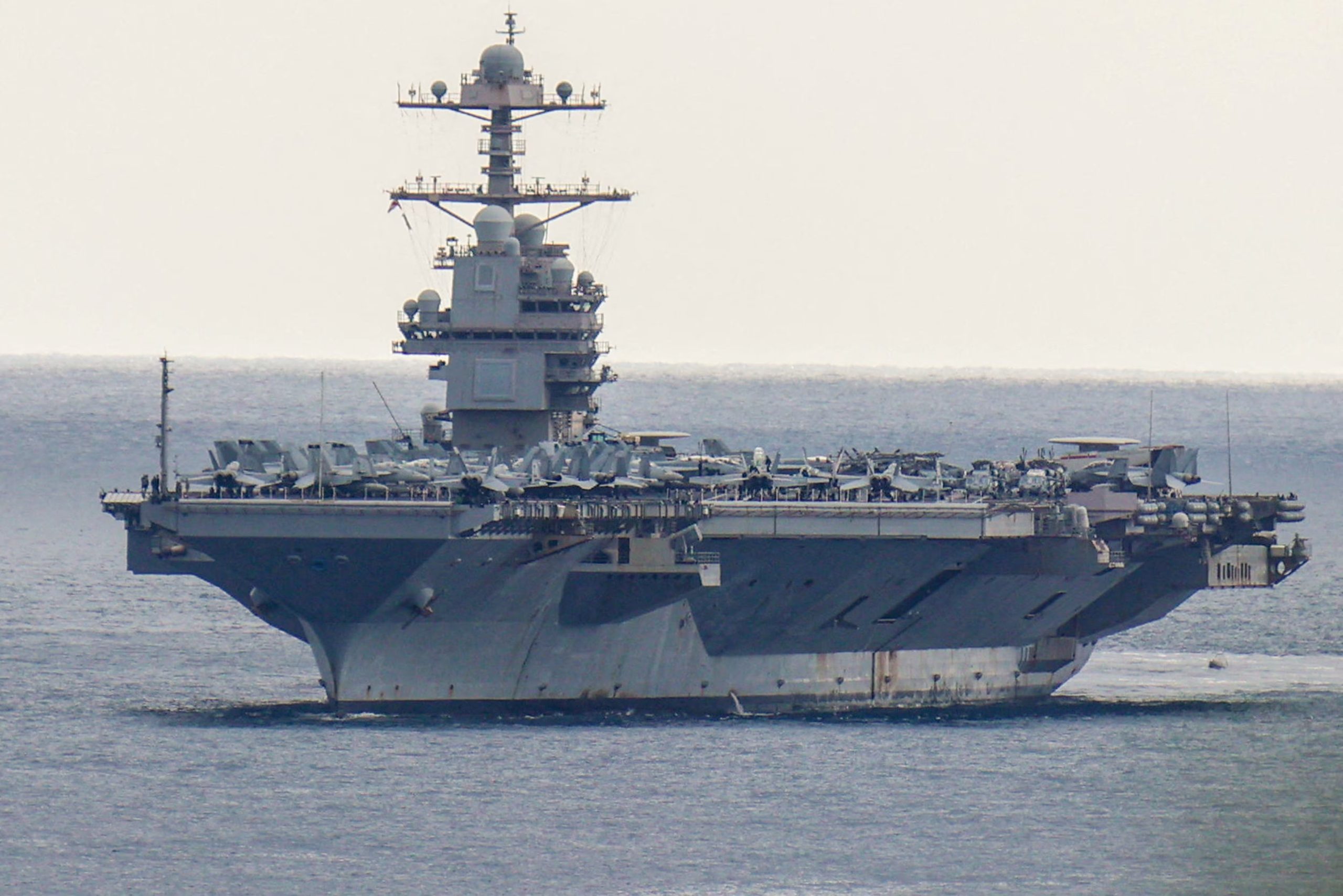 El portaaviones USS Gerald R. Ford llega a la base naval de la bahía de Suda, en la isla de Creta (Grecia), el 23 de marzo de 2026 (REUTERS/Makis Kartsonakis)