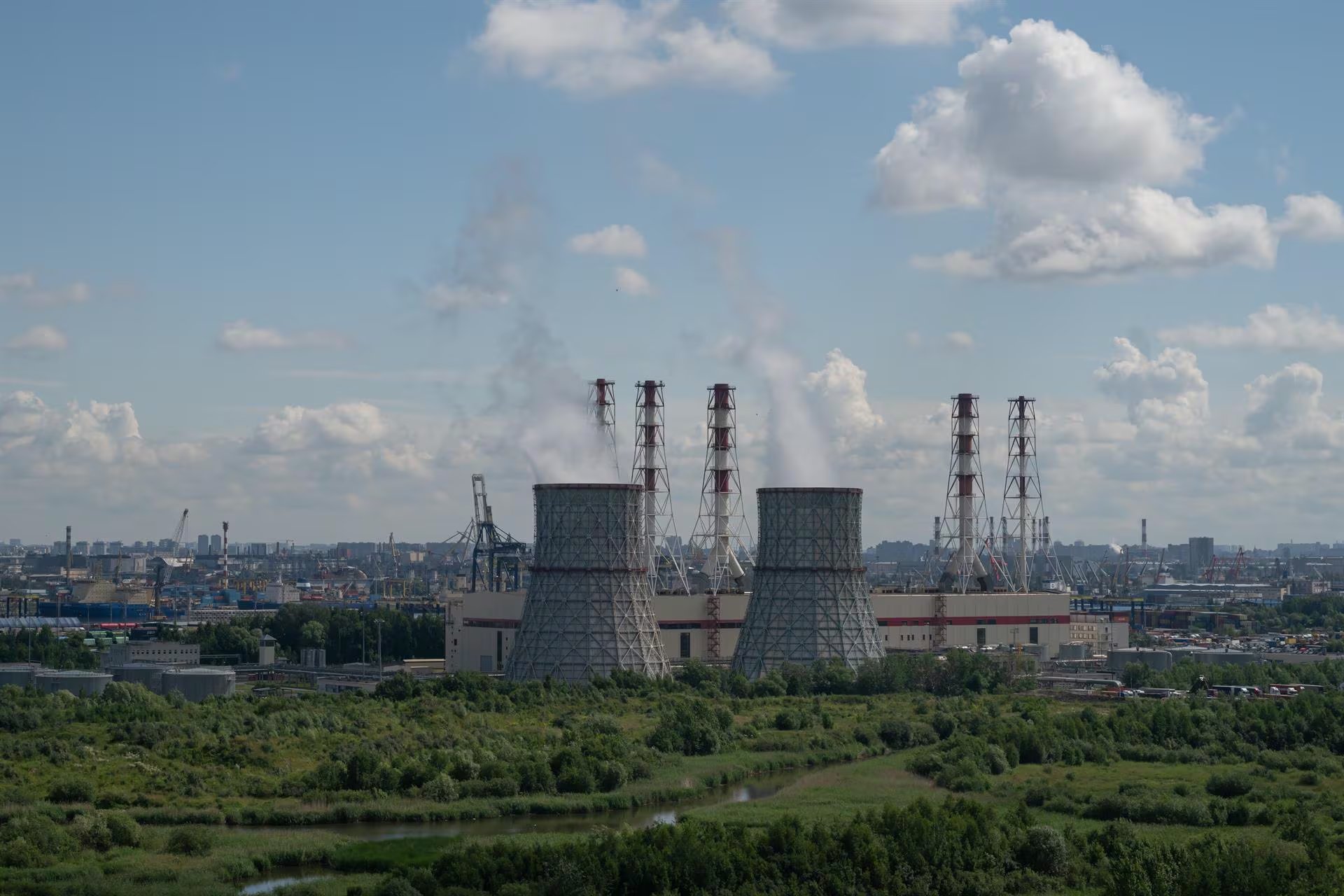 El ataque con drones contra la refinería de Sarátov provocó un incendio en una de las mayores plantas de crudo de la región del Volga.