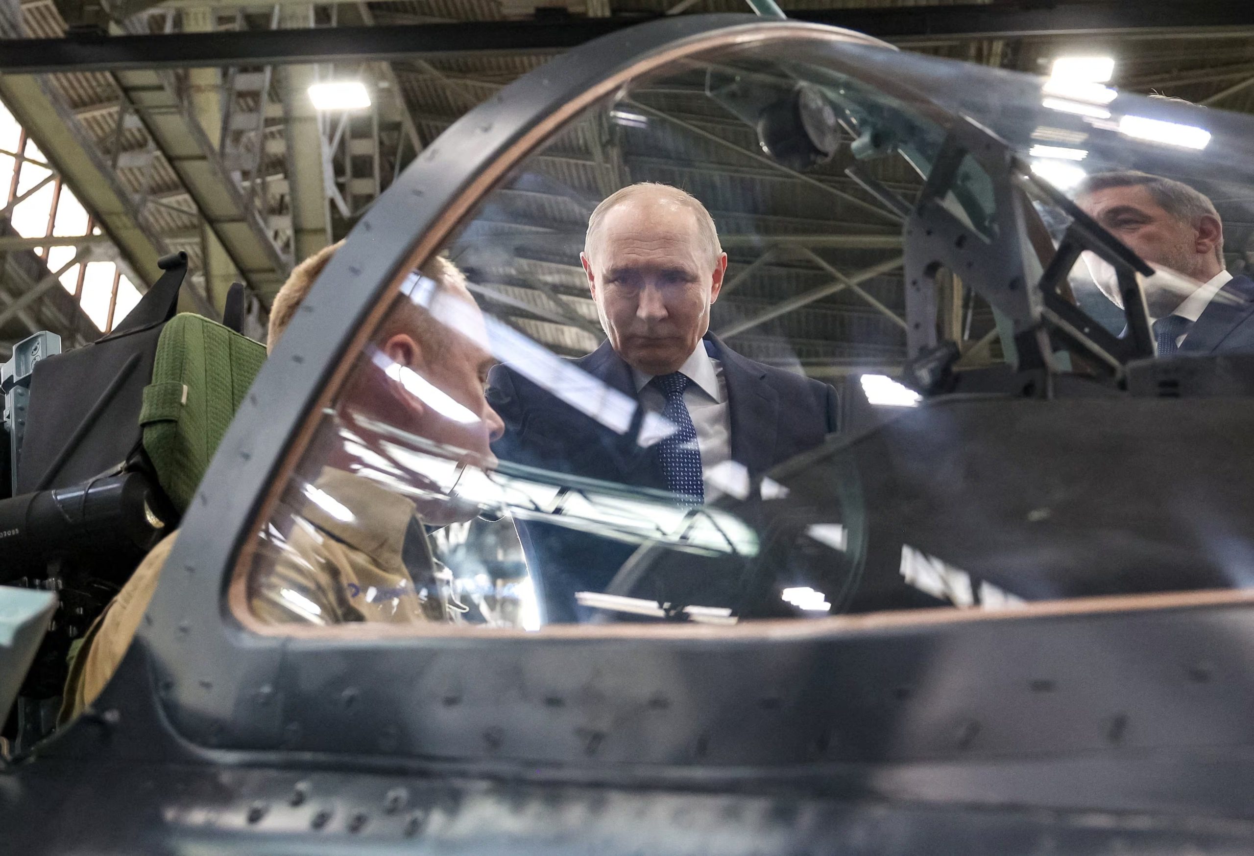 El presidente ruso, Vladimir Putin, visita la Planta de Aviación de Irkutsk —una filial de Yakovlev, que a su vez forma parte de la Corporación Aeronáutica Unificada (UAC) del grupo Rostec— en Irkutsk, Rusia, el 24 de julio de 2026 (Sputnik/Vyacheslav Prokofyev/Pool vía REUTERS)