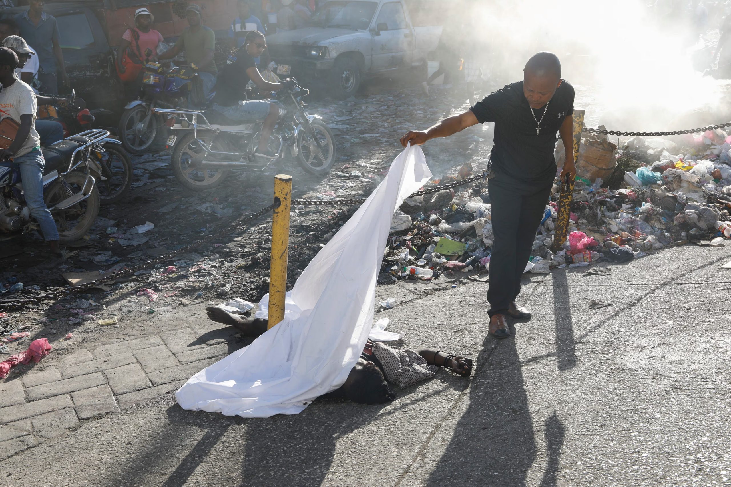 Al amanecer del lunes, los sobrevivientes encontraron cadáveres esparcidos por las calles de Kenscoff (Foto AP/Odelyn Joseph)