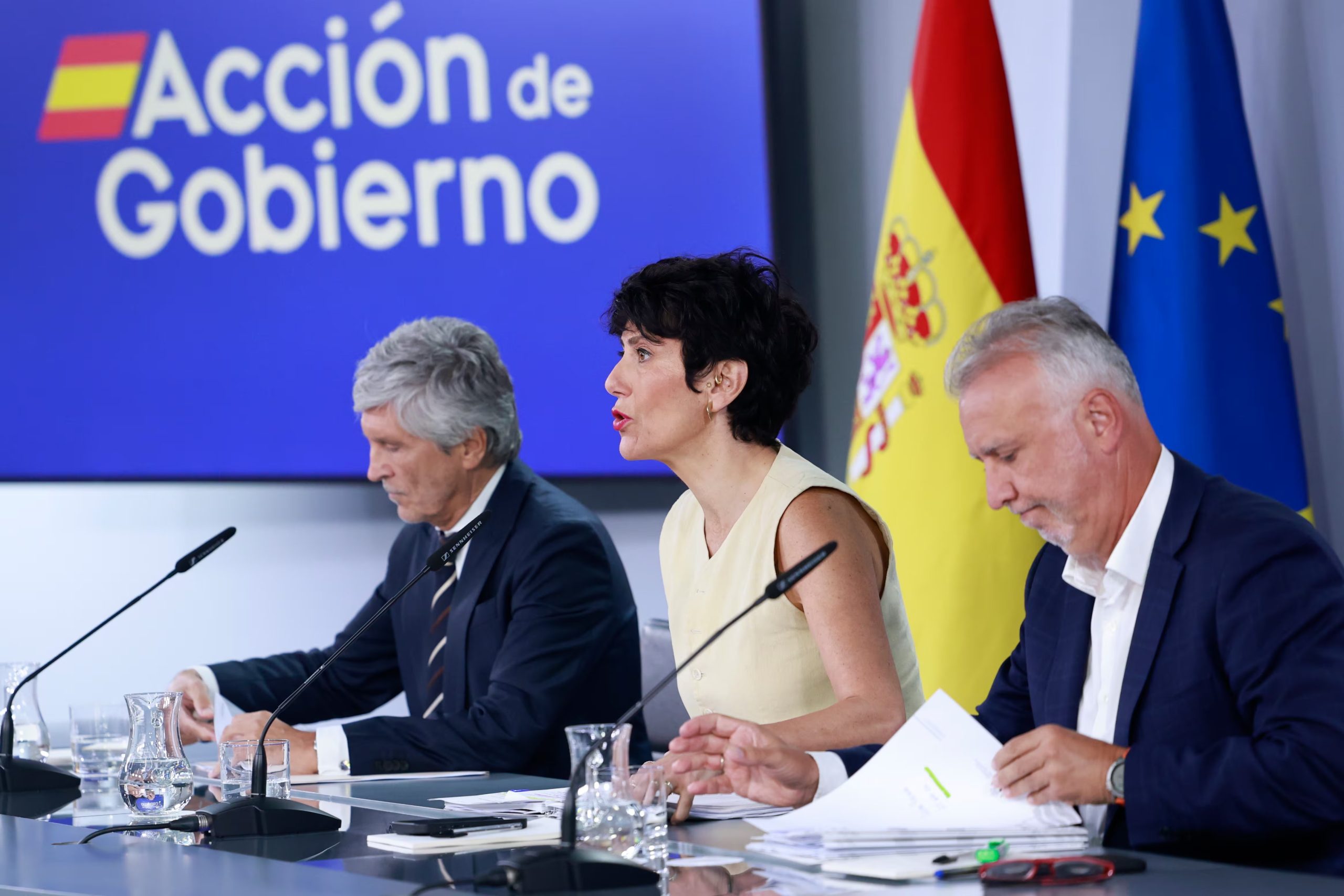 El ministro de Interior, Fernando Grande-Marlaska; la ministra de Inclusión, Seguridad Social y Migraciones, Elma Saiz; y el ministro de Política Territorial y Memoria Democrática, Ángel Víctor Torres, en rueda de prensa. (EFE/Chema Moya)