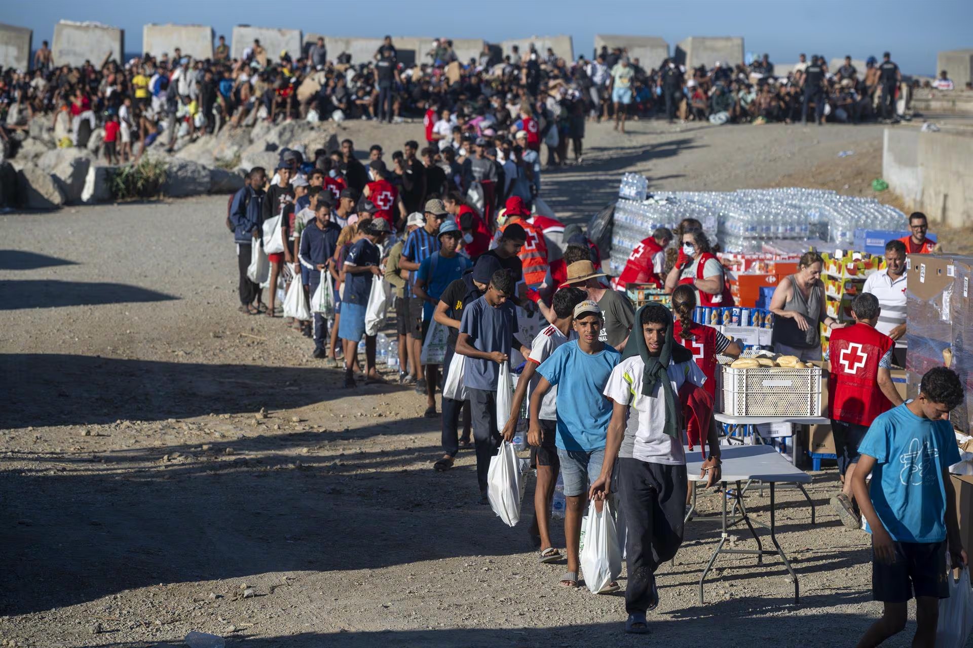 Cruz Roja reparte comida entre los migrantes en Ceuta. (Europa Press)