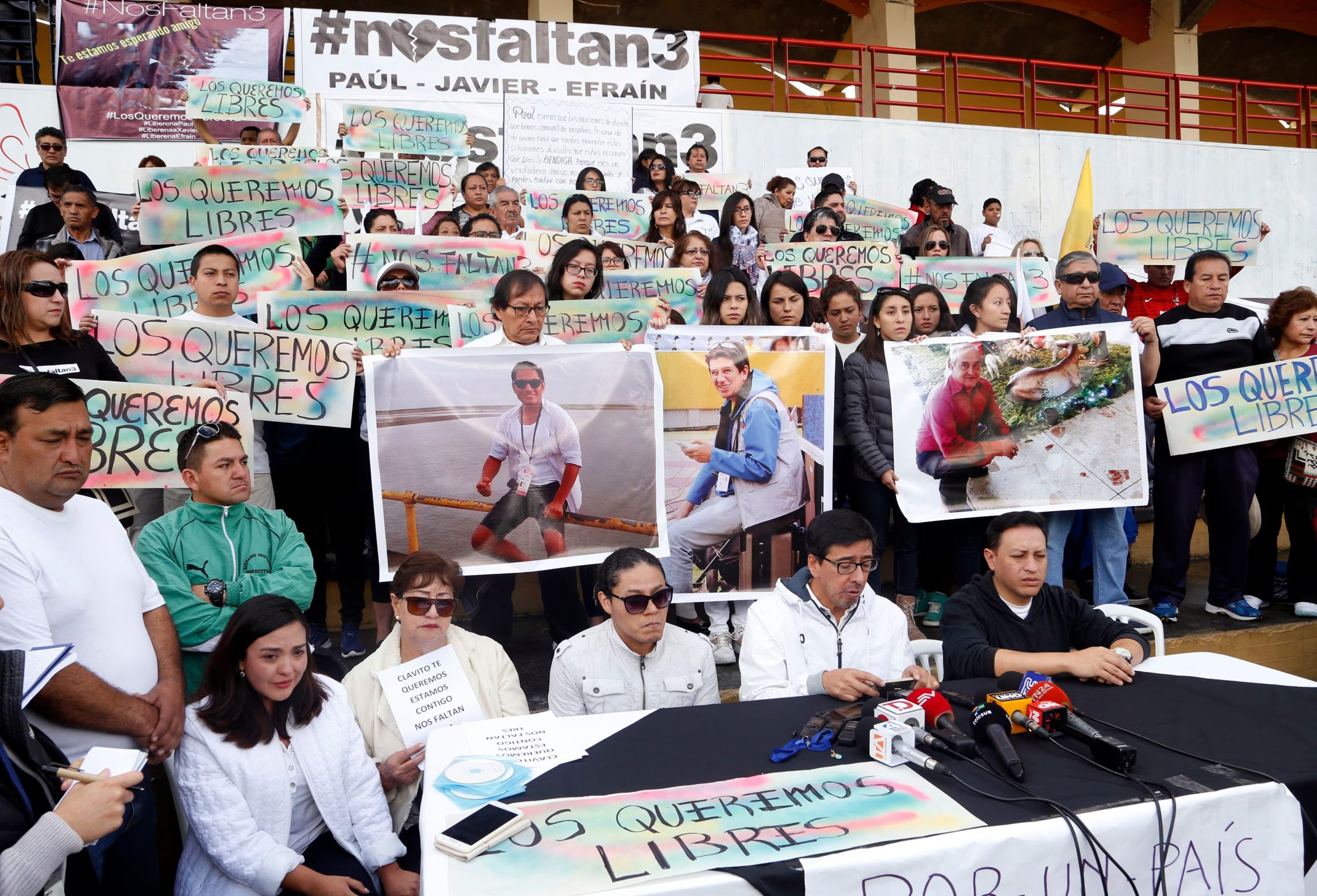 Familiares de los tres trabajadores de El Comercio secuestrados en la provincia ecuatoriana de Esmeraldas se manifiestan en Quito en abril de 2018 (AFP/Archivo)