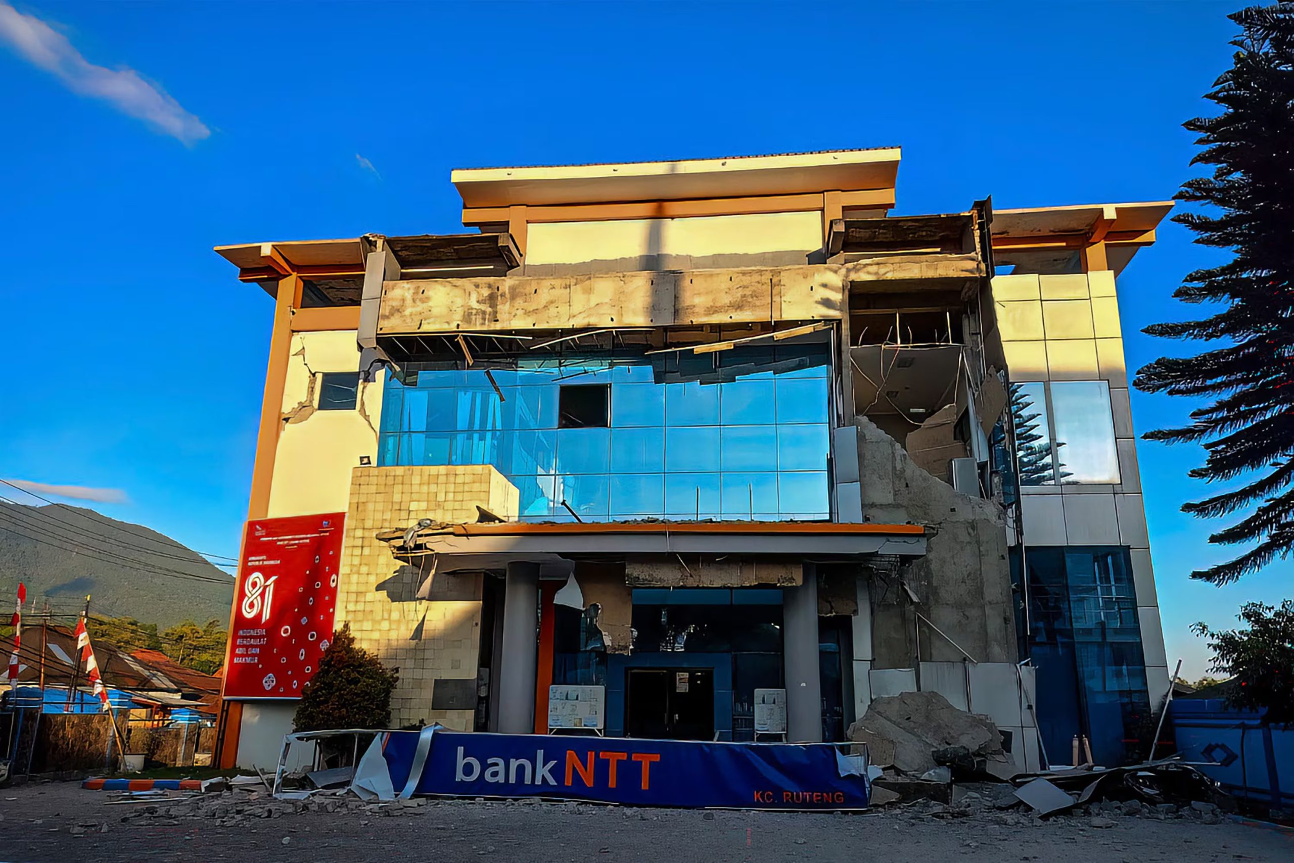 Los habitantes quedaron con las viviendas muy destrozadas, esperando a otro supuesto tsunami, pero finalmente fue desactivada (AFP)