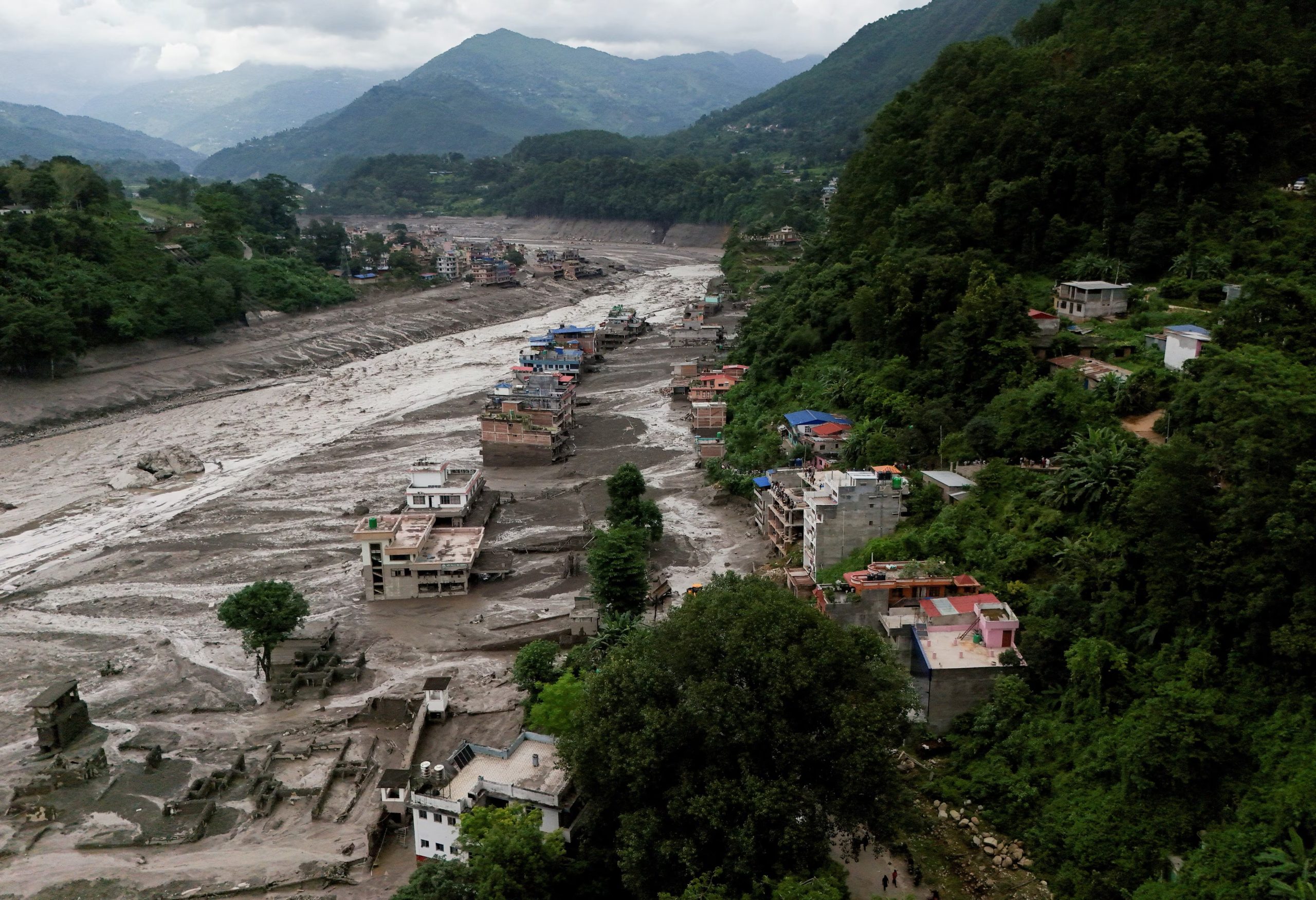 Vista aérea de propiedades cubiertas de barro tras la crecida repentina en Trishuli, distrito de Nuwakot, Nepal (REUTERS/Navesh Chitrakar)