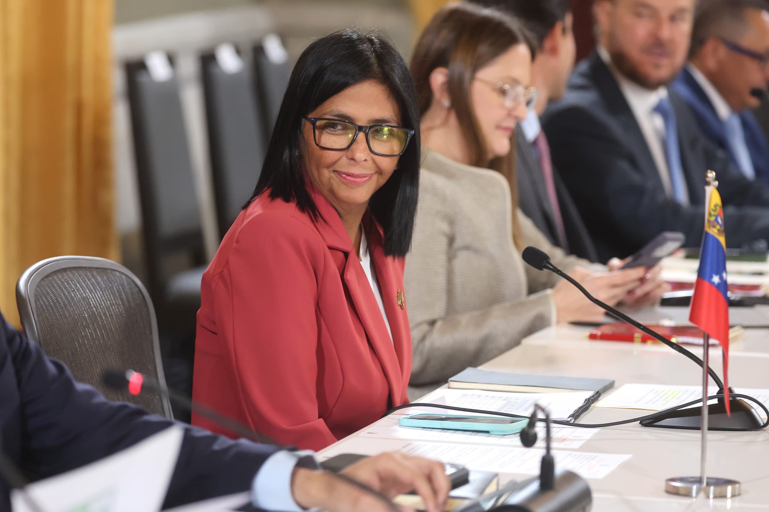 La presidenta encargada Delcy Rodríguez ha lanzado dos planes de ahorro de electricidad, que se reducen a aplicar cortes por cinco horas o más en distintas regiones del país. EFE/Miguel Gutiérrez
