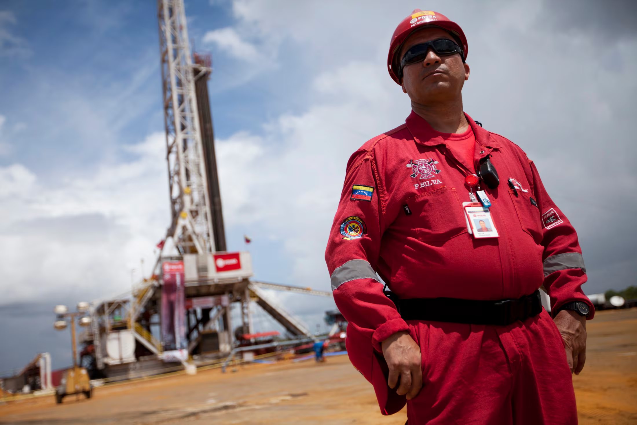 Un trabajador frente a una plataforma de perforación en un pozo petrolero operado por la petrolera estatal venezolana PDVSA en Morichal (REUTERS/Carlos García Rawlins/Archivo)