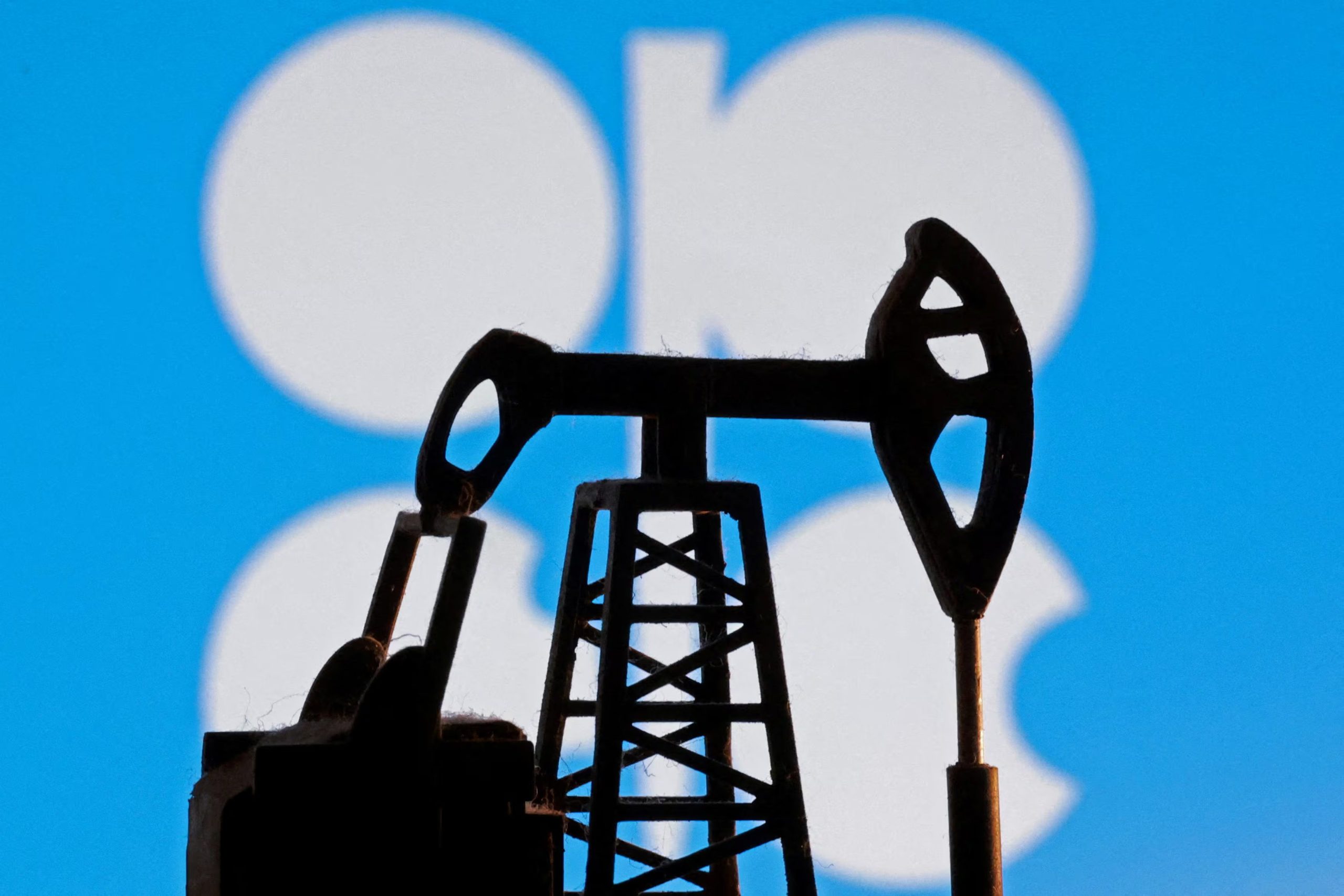 Un modelo de una bomba de petróleo se ve delante del logotipo de la OPEP en esta ilustración tomada el 9 de enero de 2026 (REUTERS/Dado Ruvic)