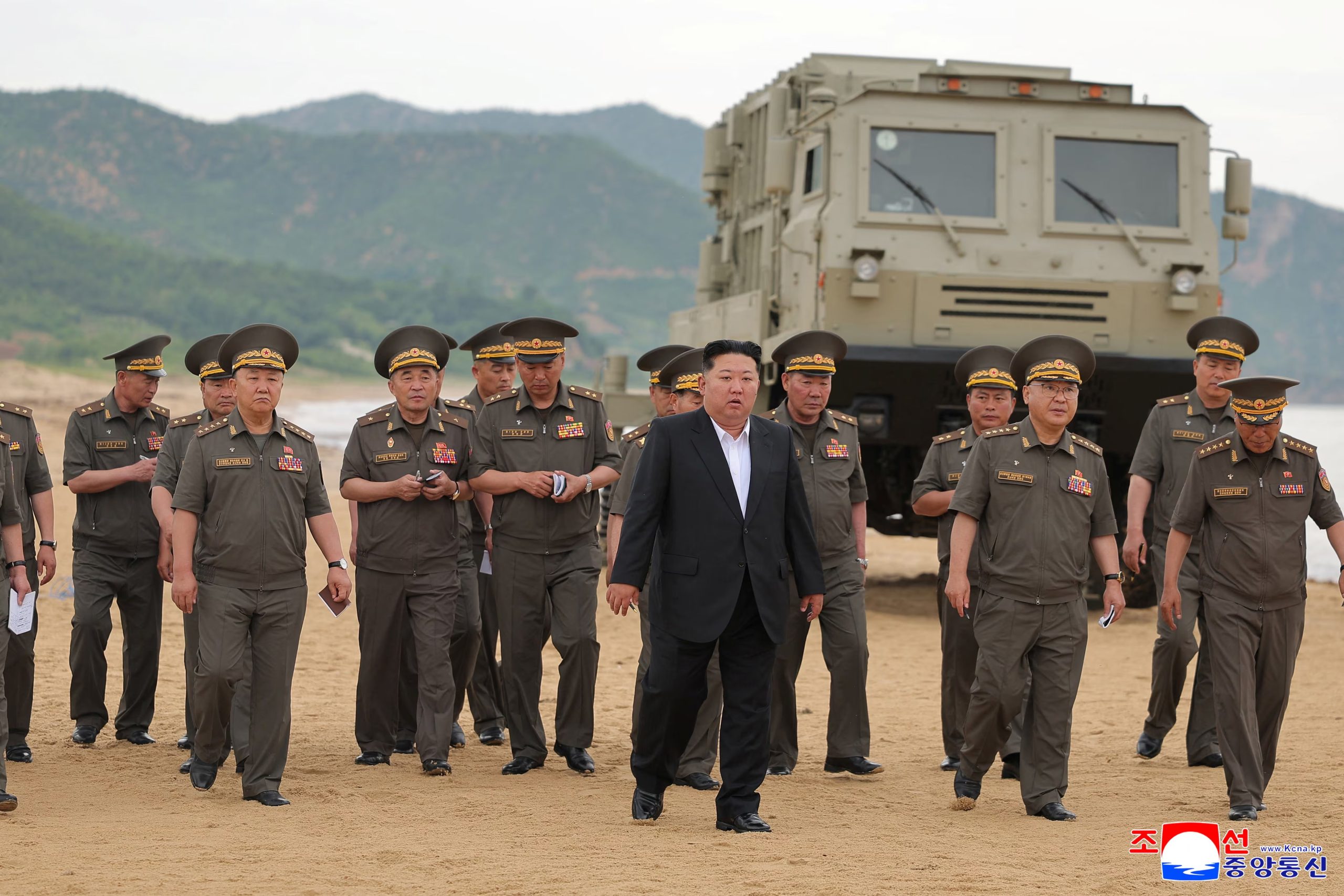 El líder norcoreano Kim Jong Un supervisa la prueba de armas clave, que incluyen una versión mejorada de un sistema lanzacohetes múltiple de 24 tubos y 240 mm, misiles balísticos tácticos y un obús autopropulsado de 155 mm(KCNA). KCNA vía REUTERS/