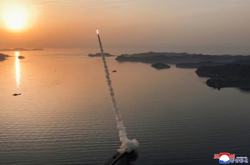 Prueba del misil balístico norcoreano táctico de corto alcance tierra-tierra Hwasong-11LA (KCNA vía REUTERS)