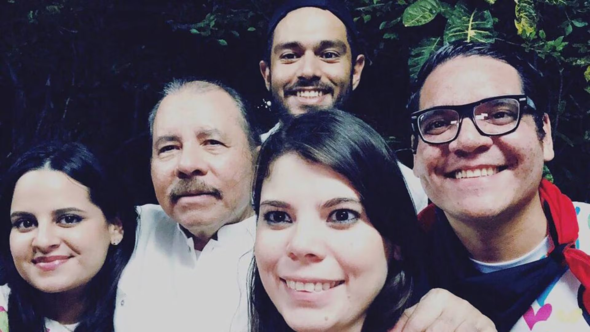 Daniel Ortega junto a los hijos con quienes vive en Nicaragua. Foto de archivo