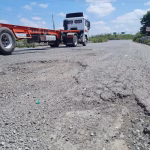 Baches y falta de señalética acompañan recorridos por el distribuidor de tráfico de Progreso, en la vía Guayaquil-Playas