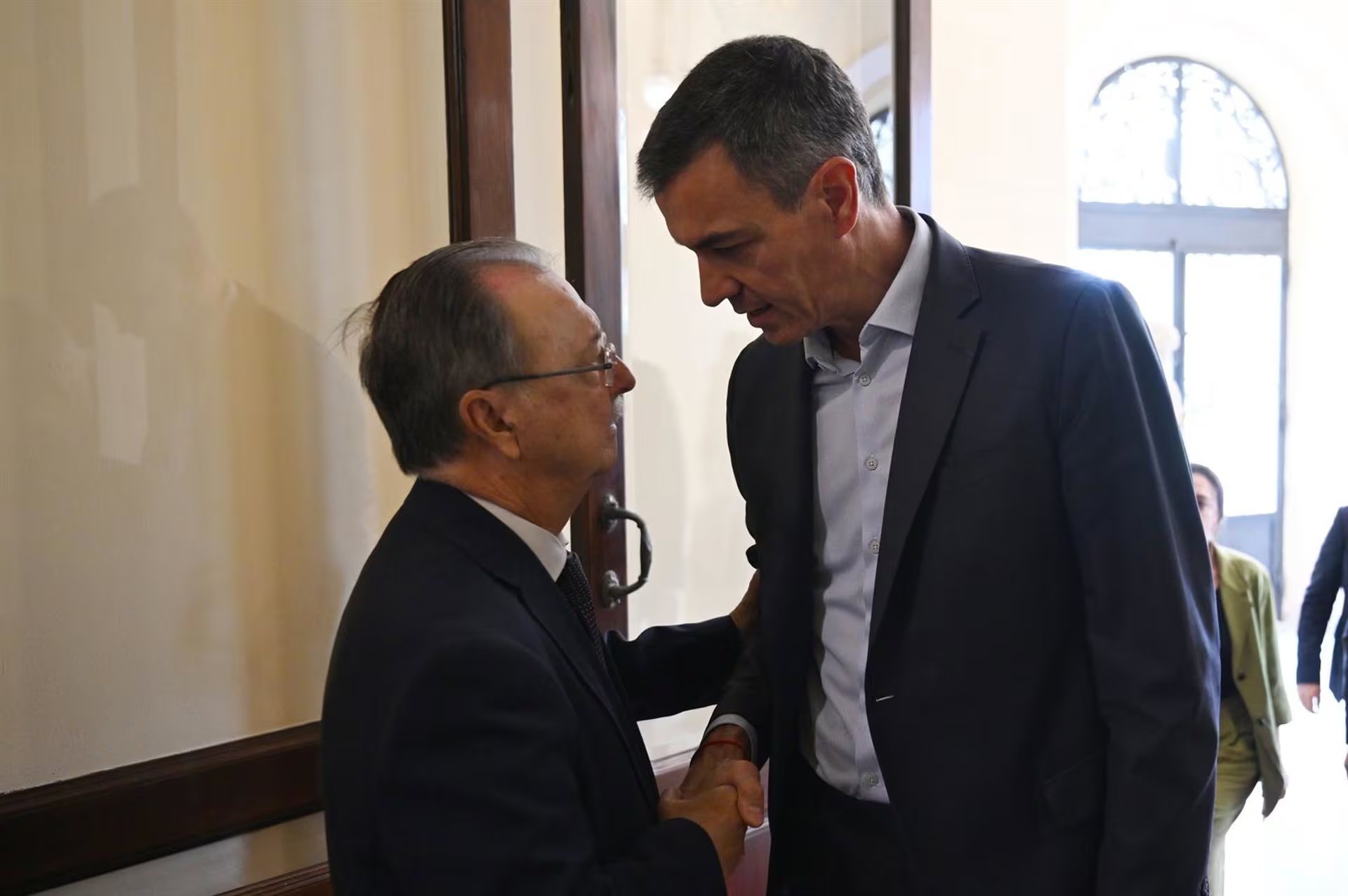 Pedro Sánchez y Juan Vivas. (Europa Press)
